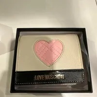 [S] LOVE MOSCHINO JC5616PP1ELD111A BIFOLD HEART PRINT WALLET,WHITE/PINK/BLACK, 8054400227446 (SLM270)