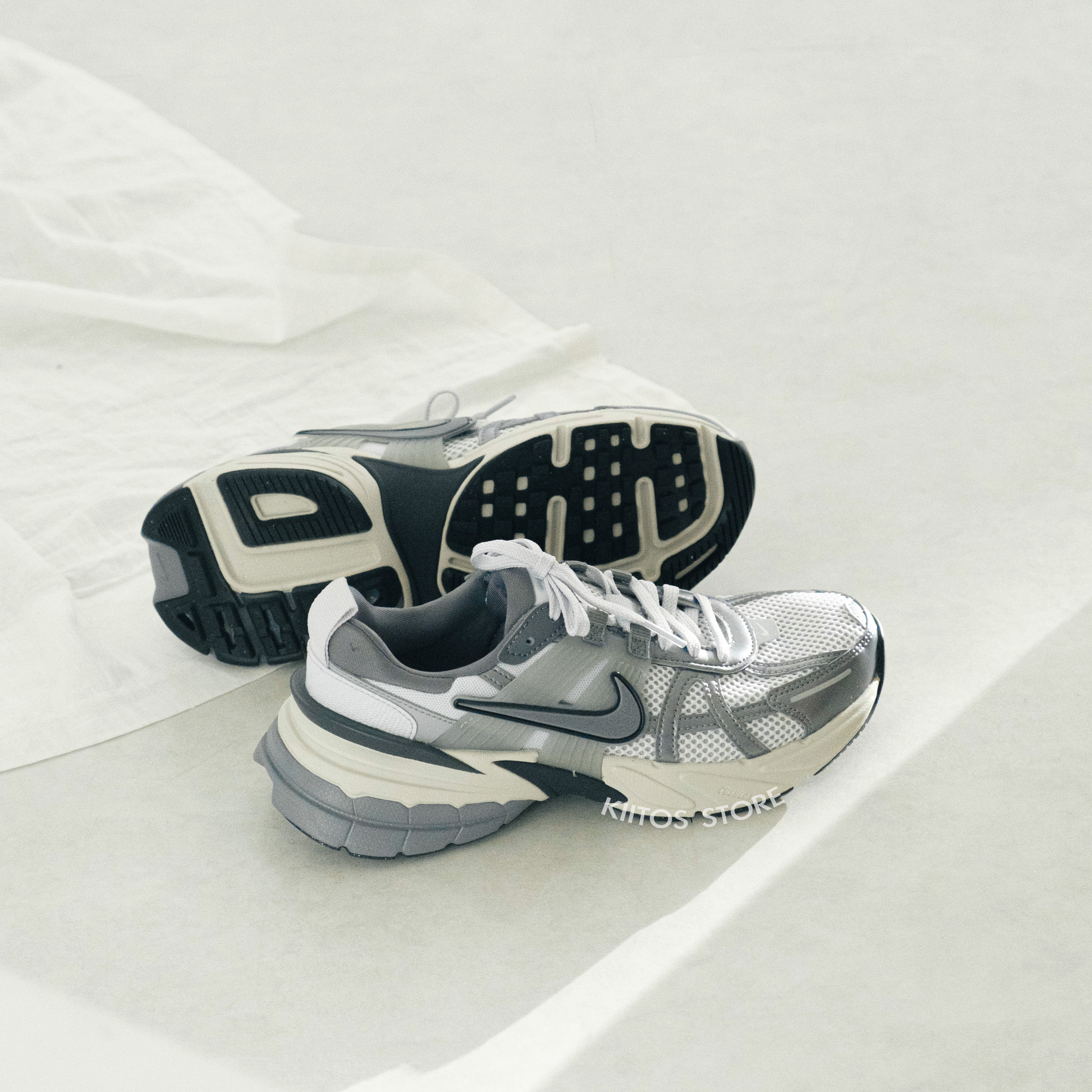Nike V2K Run 銀灰 Y2K 金屬感 奶油底 FD0736-003