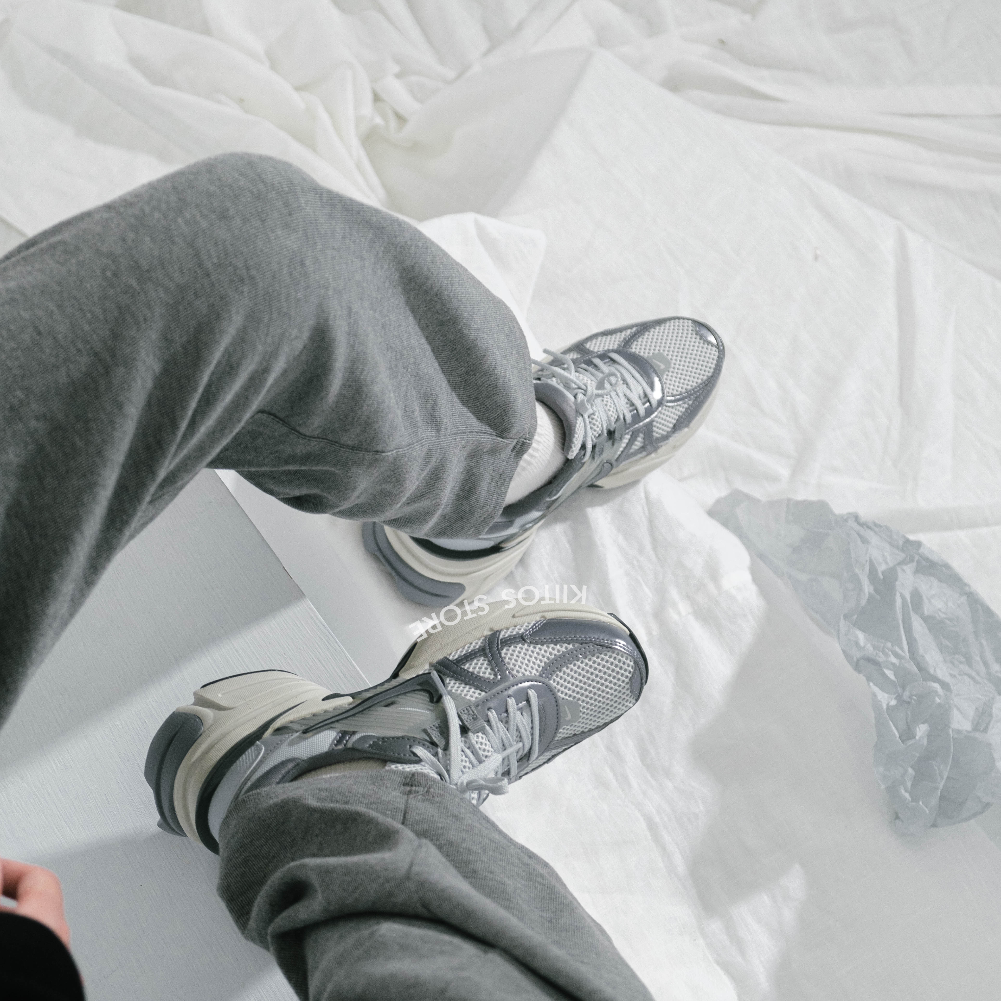 Nike V2K Run 銀灰Y2K 金屬感奶油底FD0736-003