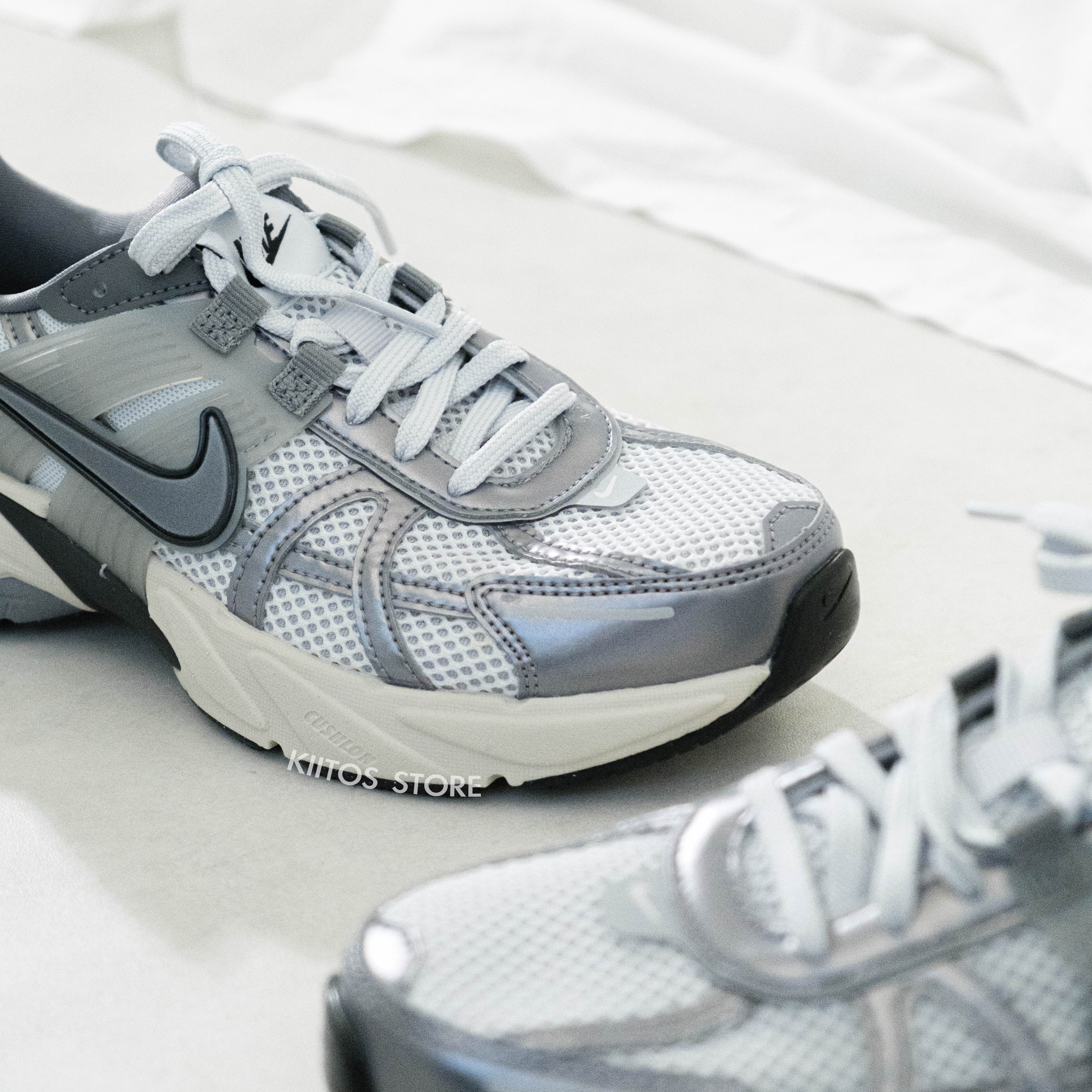 Nike V2K Run 銀灰Y2K 金屬感奶油底FD0736-003