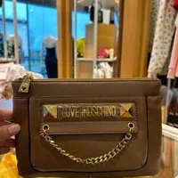 [S] LOVE MOSCHINO JC4247PP0DKC0300 LOGO METAL WITH CHAIN POUCH,BROWN, 8051042674348 (SLM281)