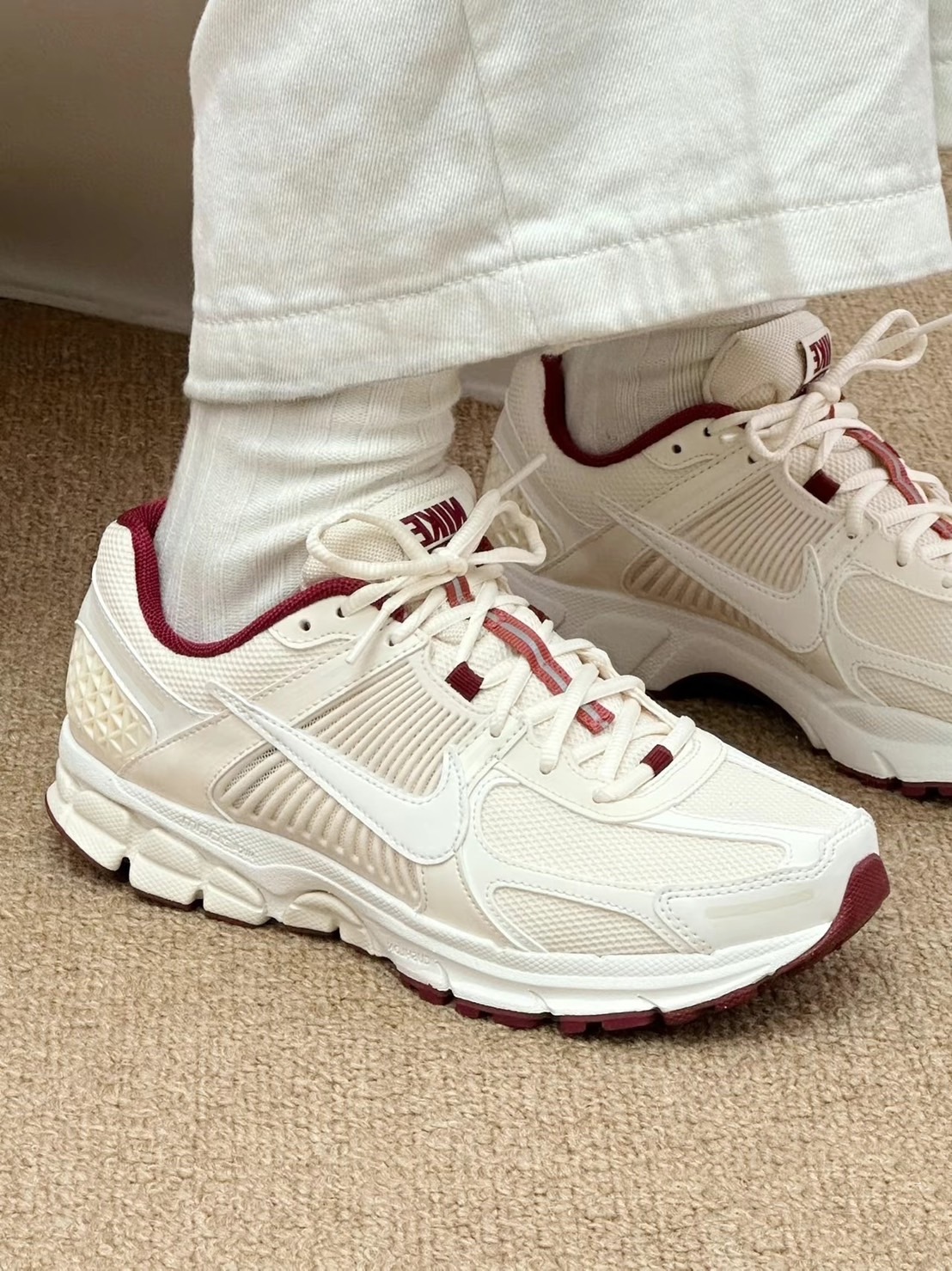 KTQ STORE ‧ NIKE ZOOM VOMERO 5 情人節限定 奶油色 酒紅 小花 HF0737-111