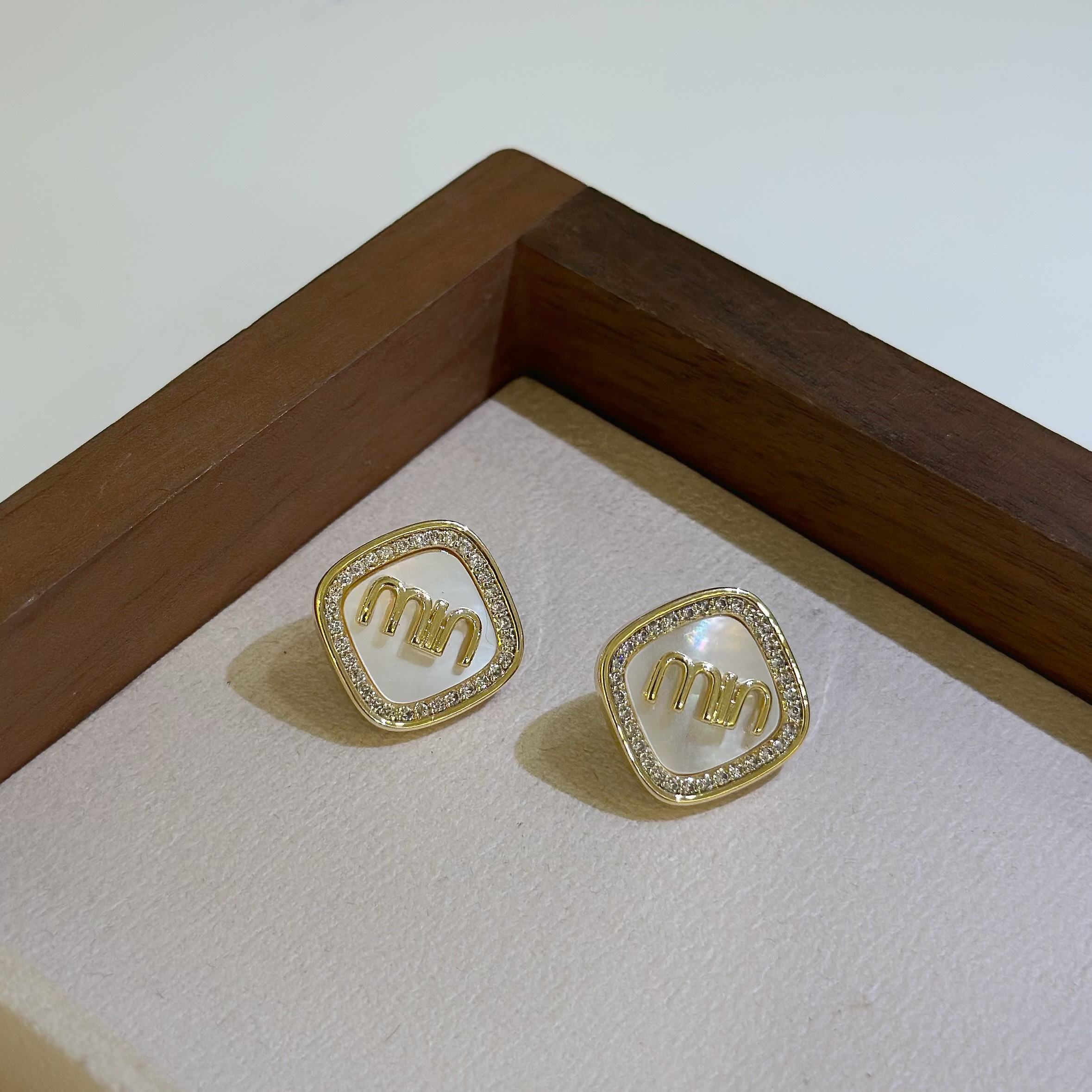 貝殼方形字母耳貼