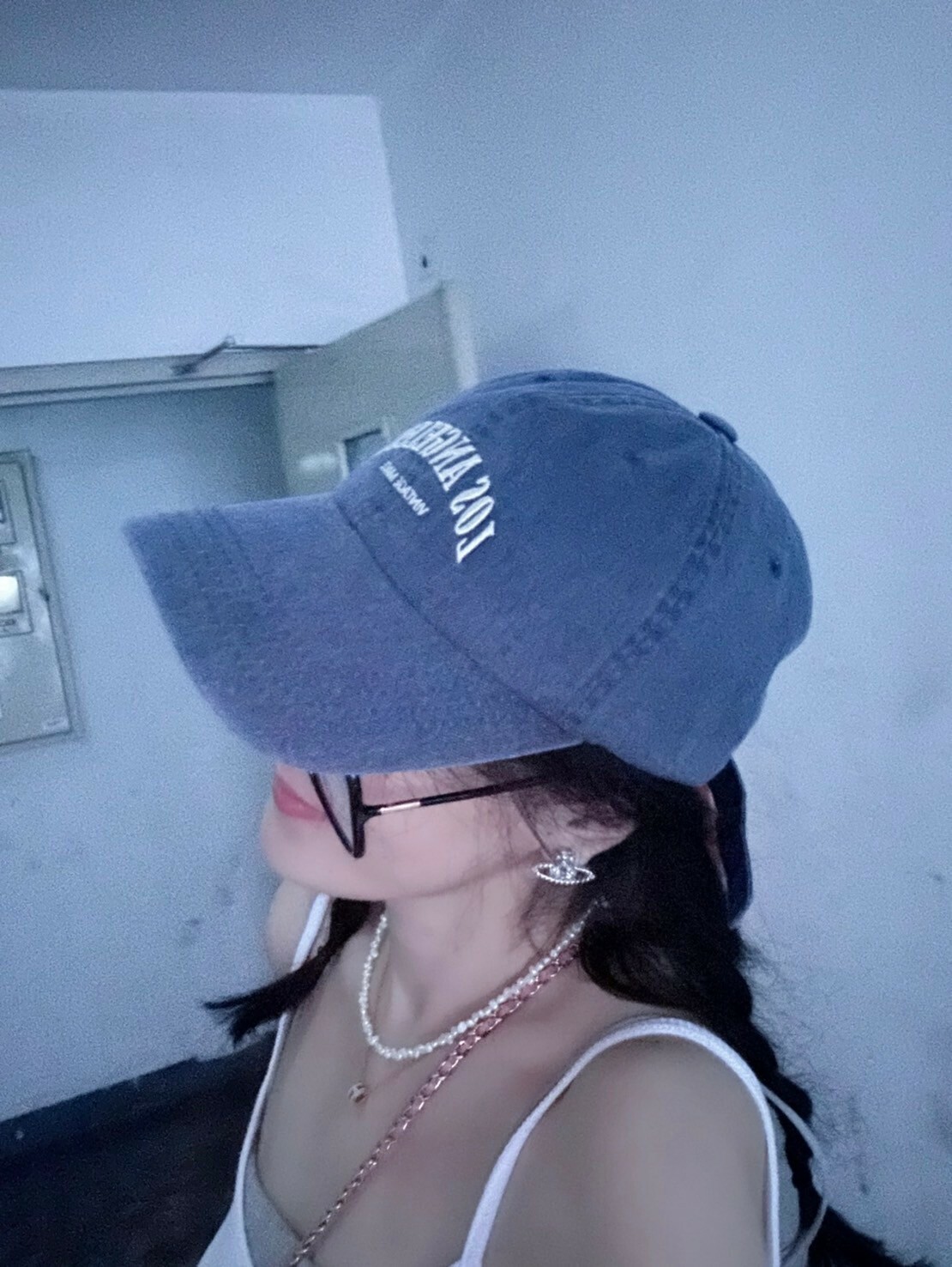 Vivienne Westwood 經典款 帶鑽鉚釘 浮雕土星Logo耳環