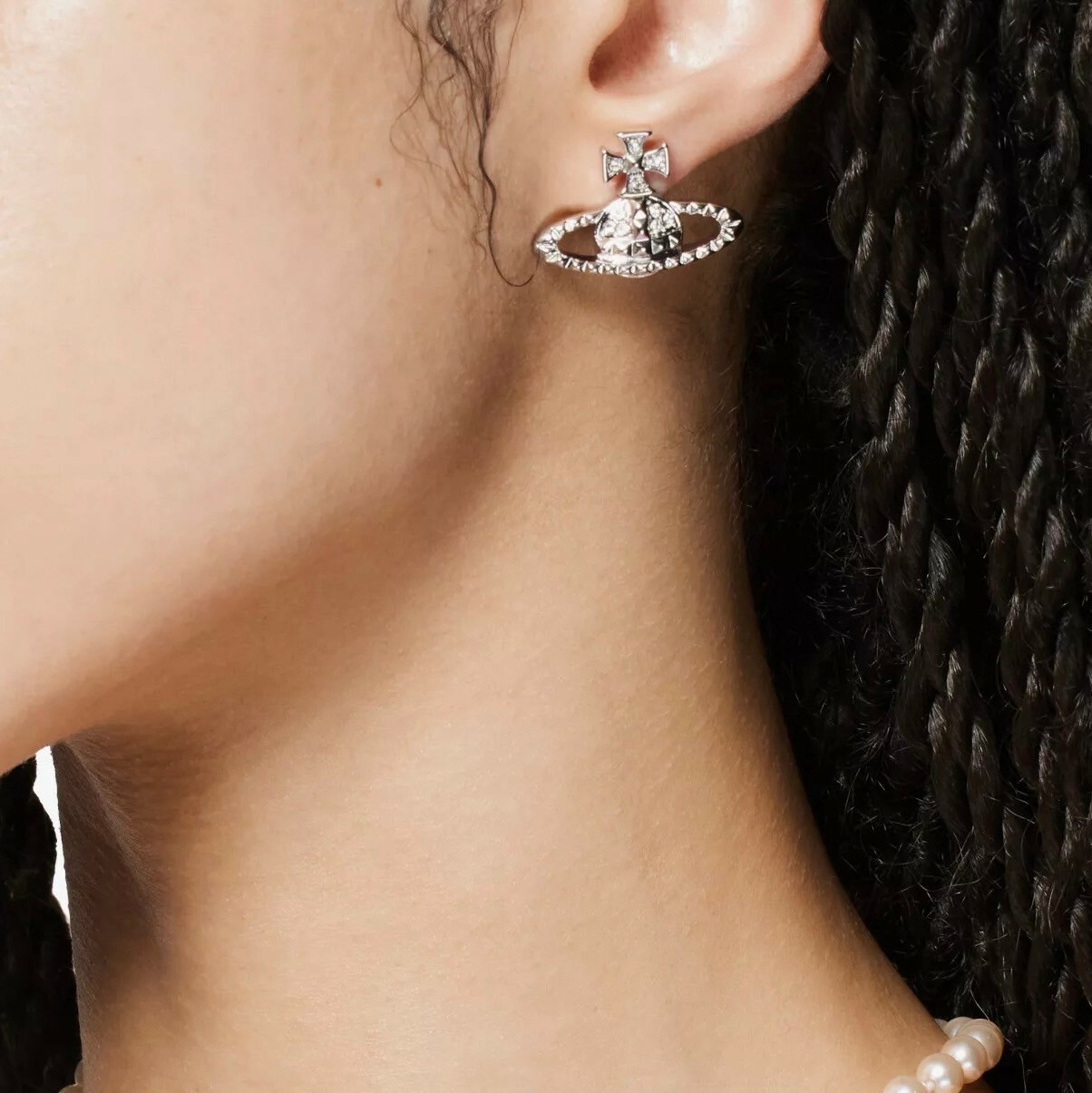 Vivienne Westwood 經典款 帶鑽鉚釘 浮雕土星Logo耳環