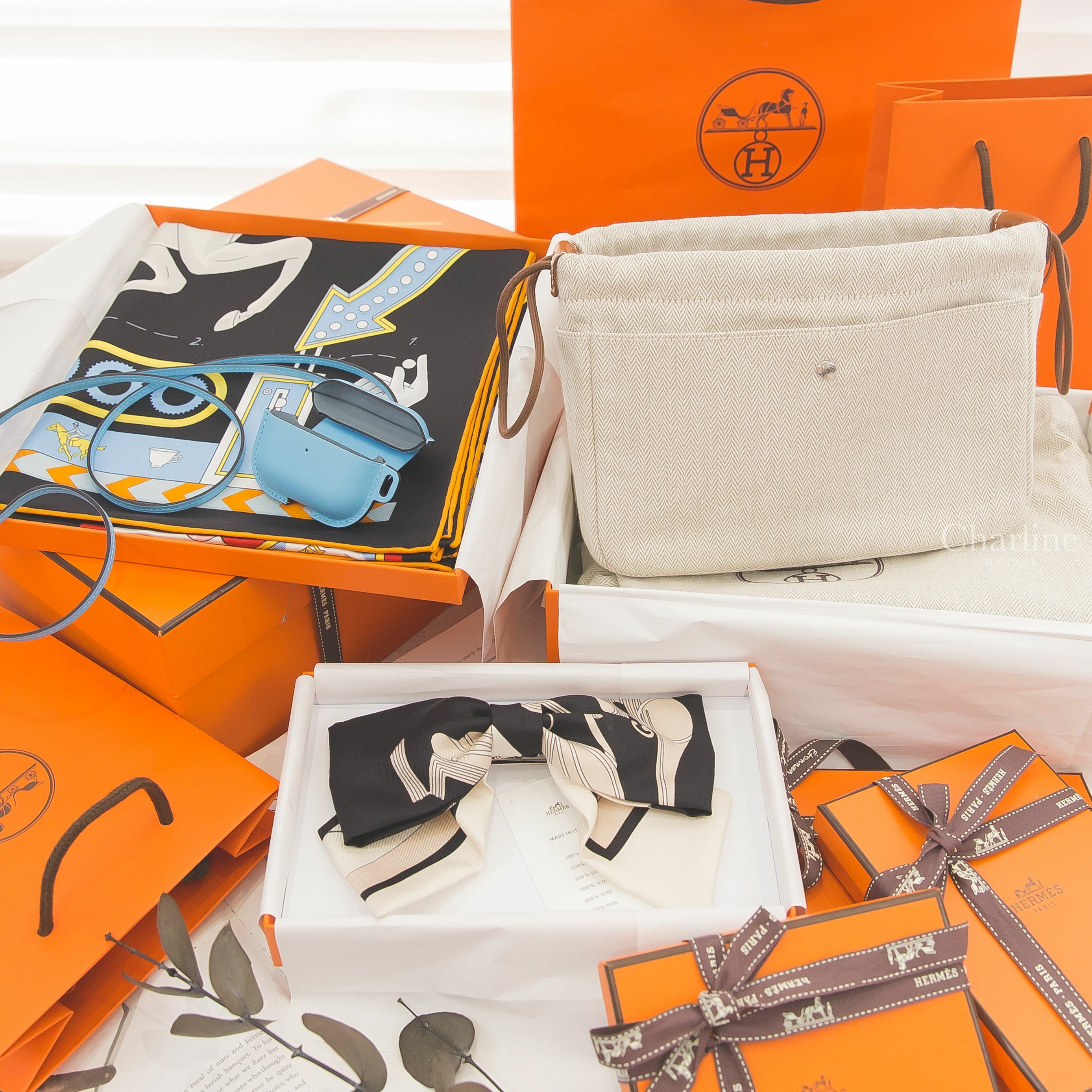 Hermès Hair Clip 黑白色圖騰蝴蝶結髮夾,Fourbi 20 Pouch 自然色內袋,Tea For Two Scarf 90 黑色/紅色/彩色方巾,AirPods Case 天空藍/亞麻藍-Charline Boutique 精品代購