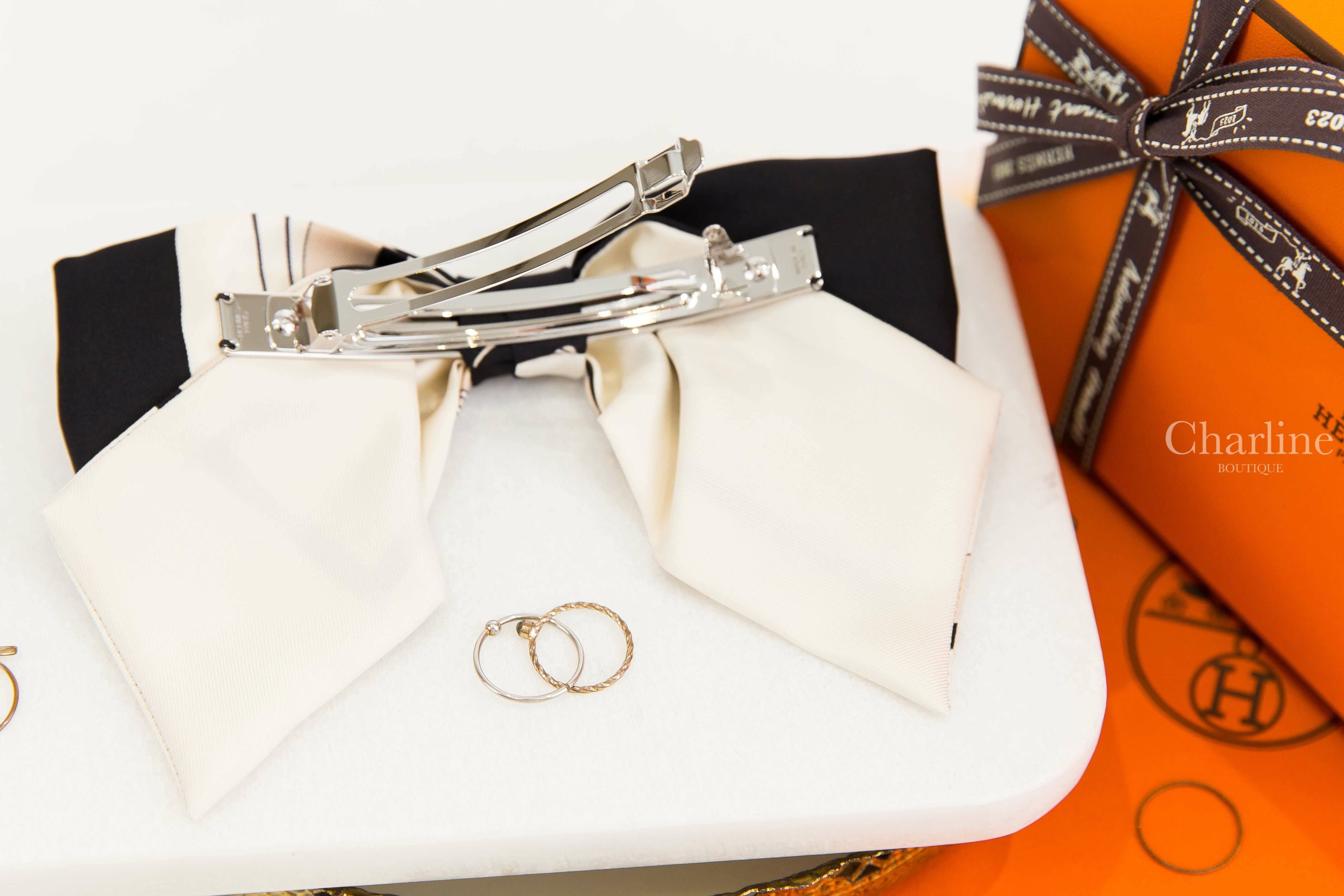 Hermès Ex-Libris Grenelle Hair Clip 黑白色圖騰真絲蝴蝶結髮夾-Charline Boutique 精品代購