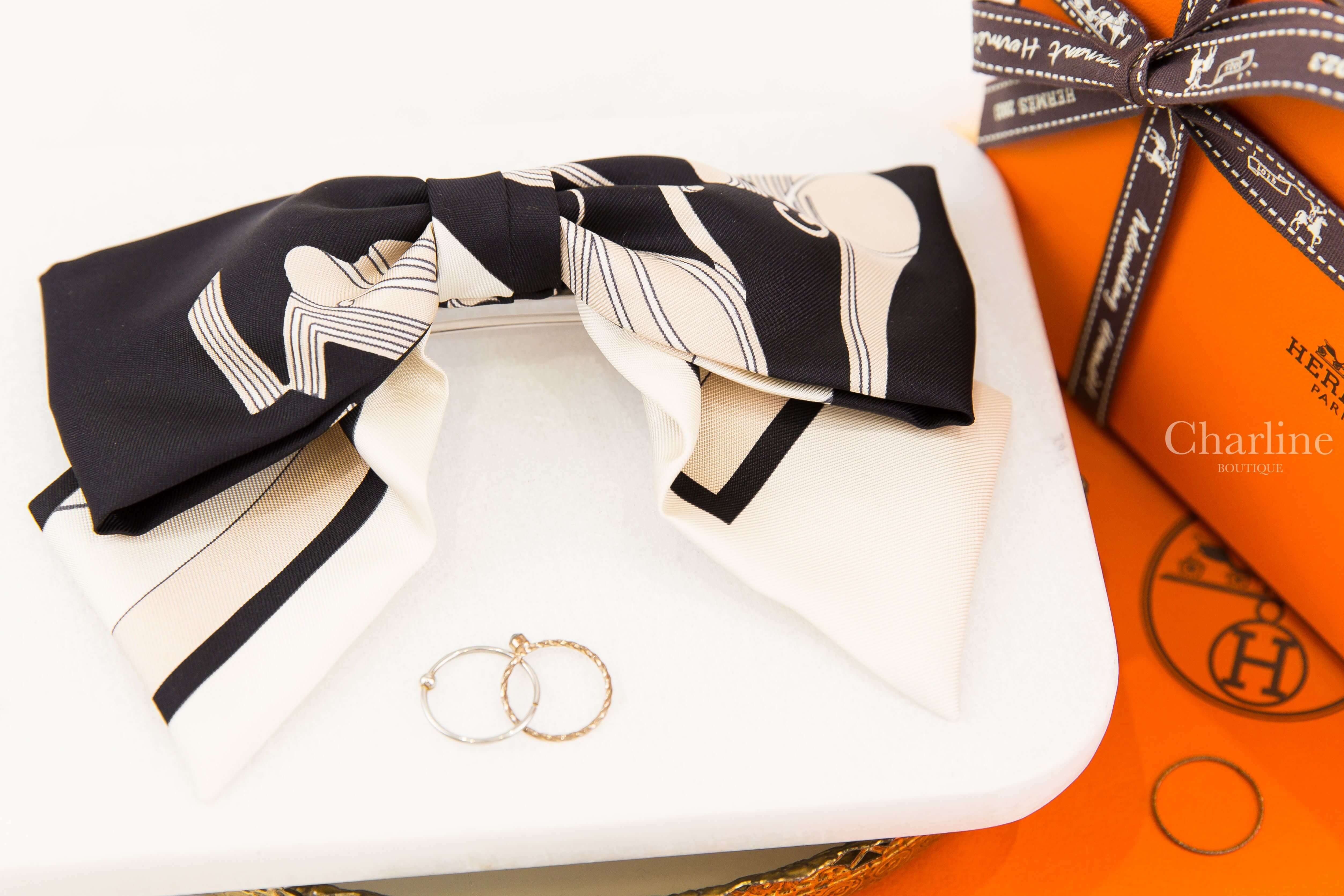 Hermès Ex-Libris Grenelle Hair Clip 黑白色圖騰真絲蝴蝶結髮夾-Charline Boutique 精品代購