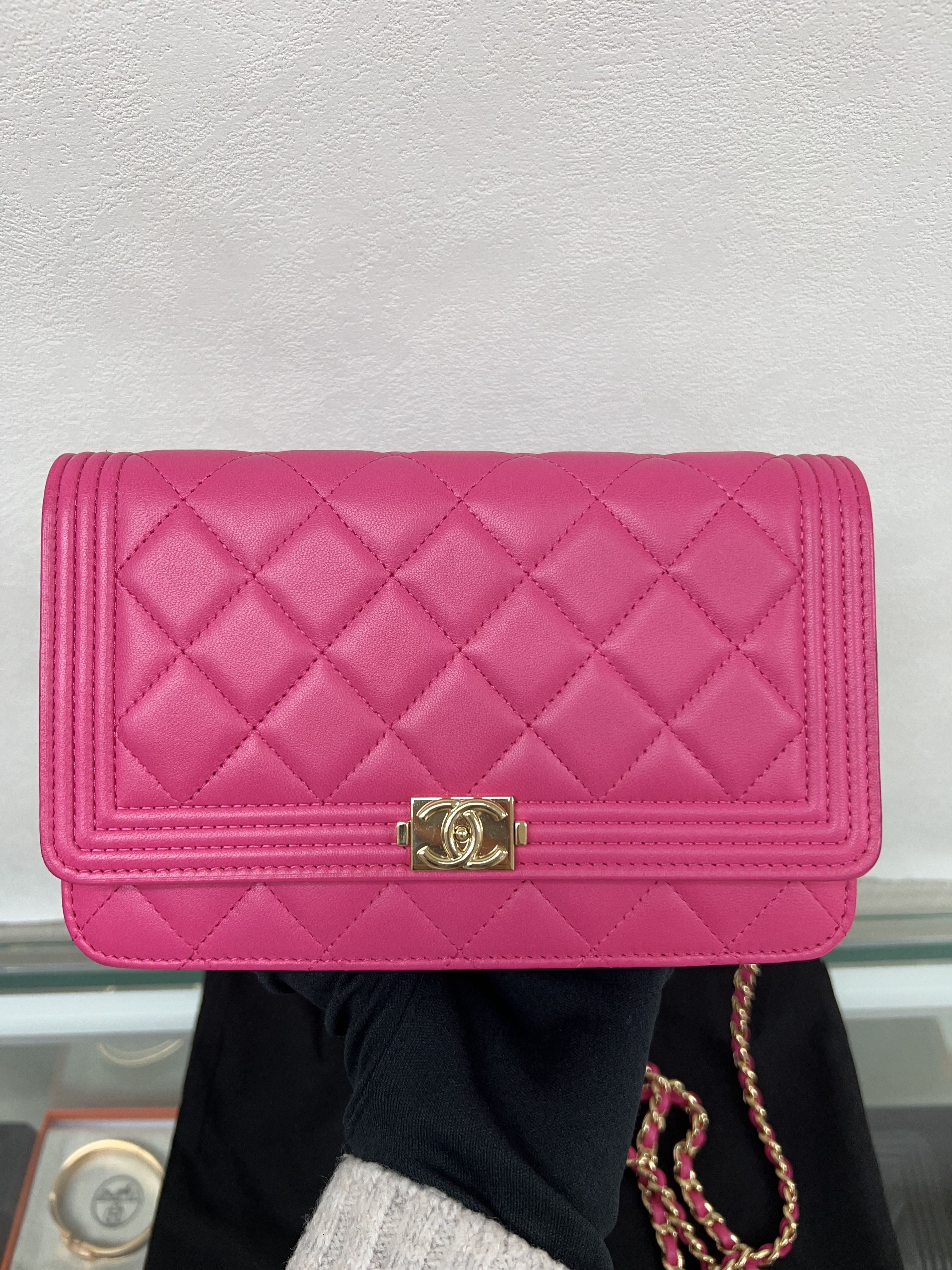 Chanel boy woc / wallet on chain deep pink lambskin