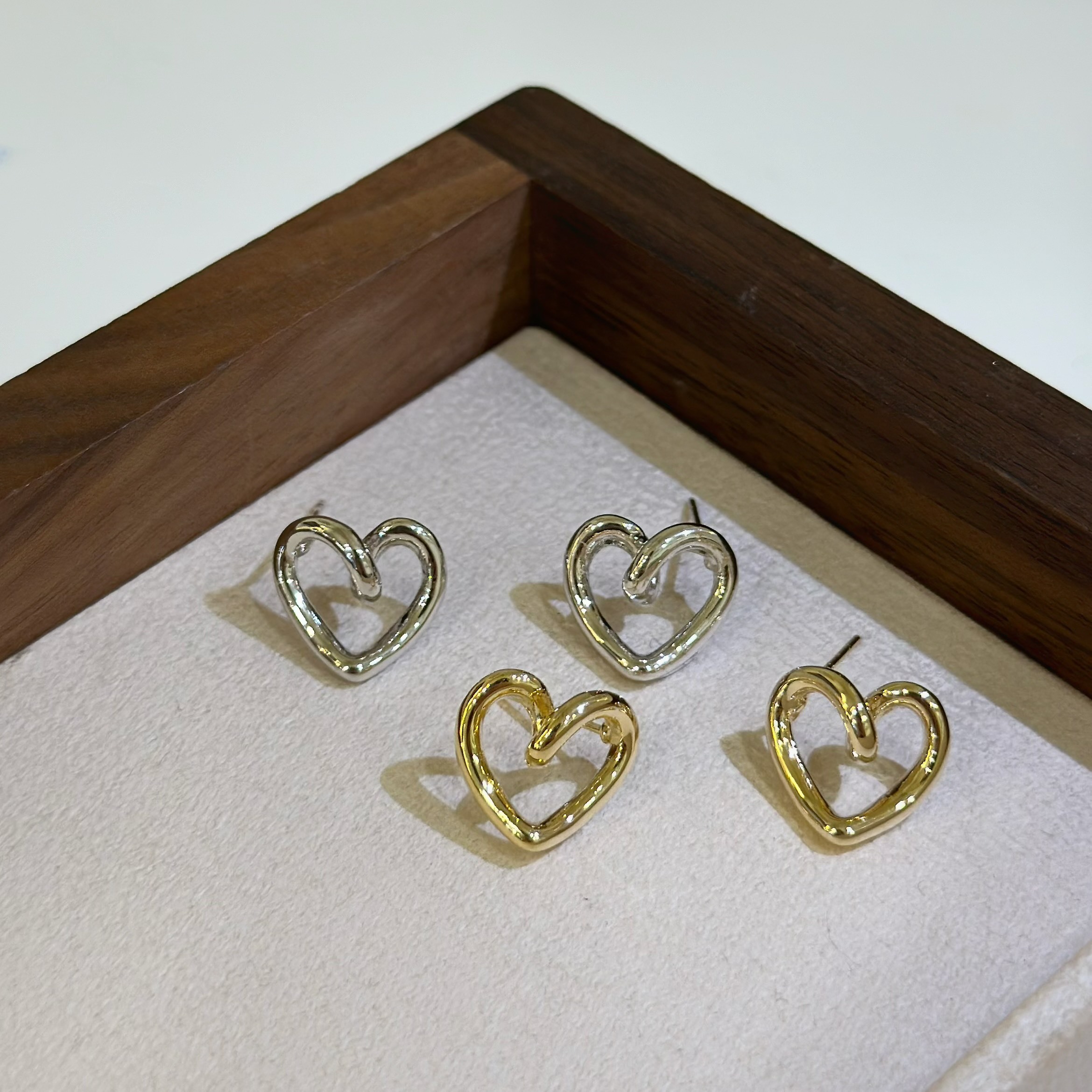 金屬簍空愛心耳貼