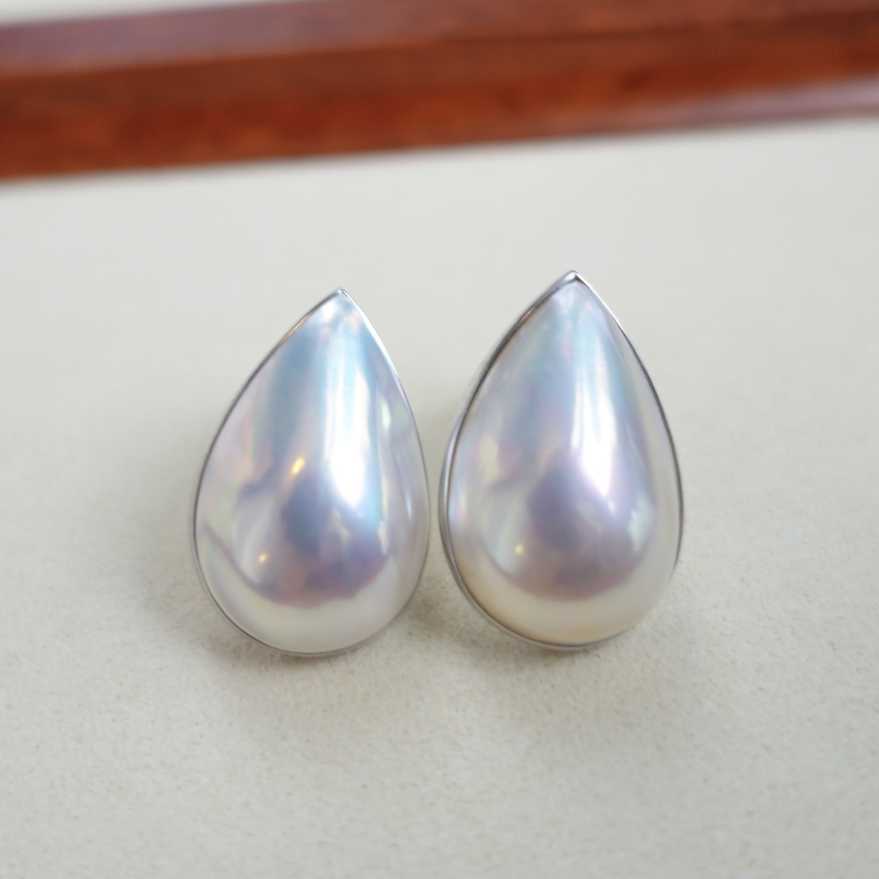 18K白金日本稀有極光白色馬貝鑽石耳釘 - 水滴形