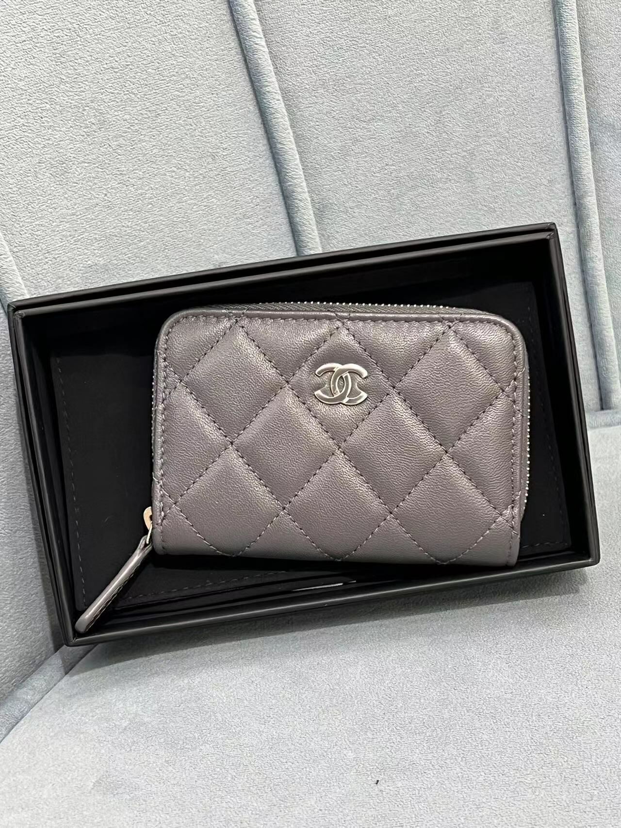 Chanel 積雨雲灰拉鏈卡包 -M