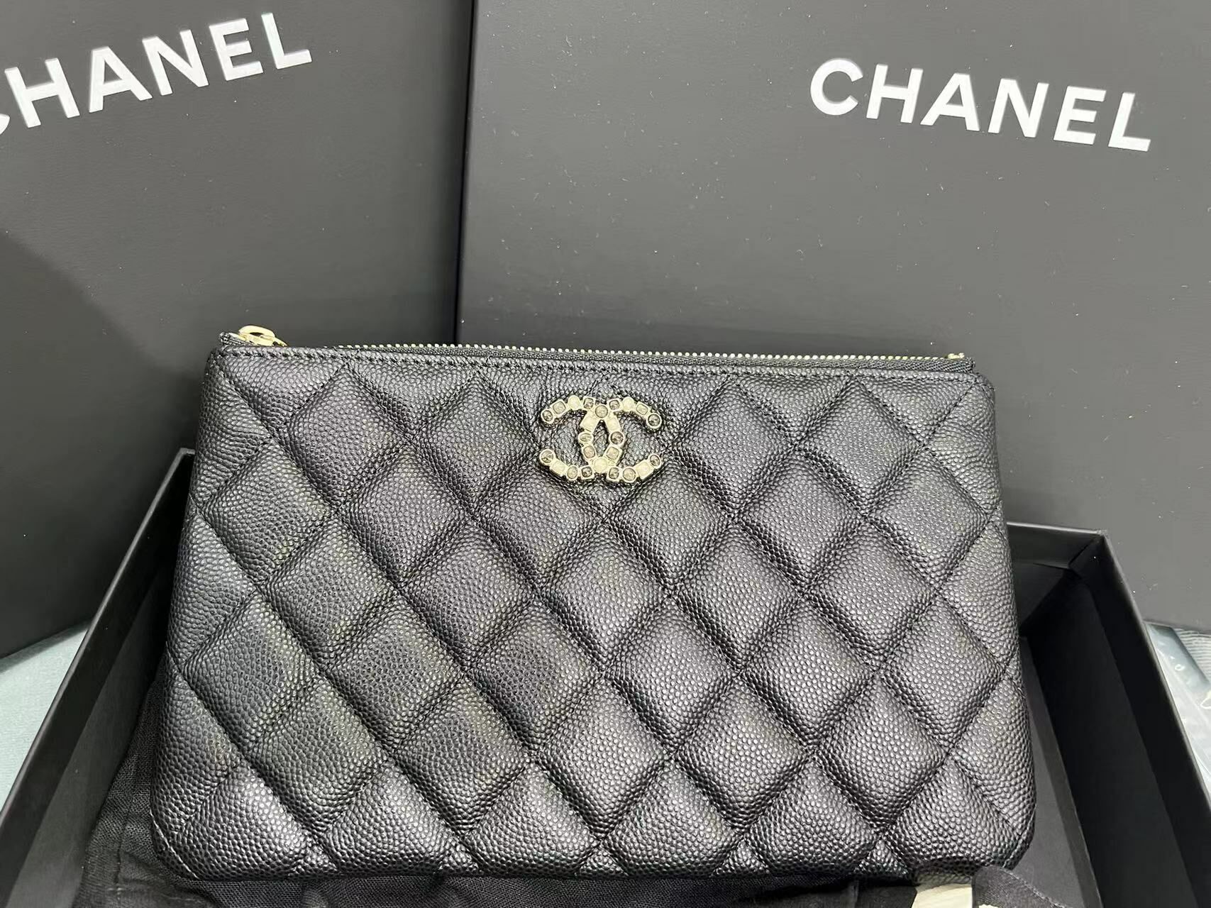 Chanel 放到電話拉鏈包 Size 約19.5x11.5cm -M