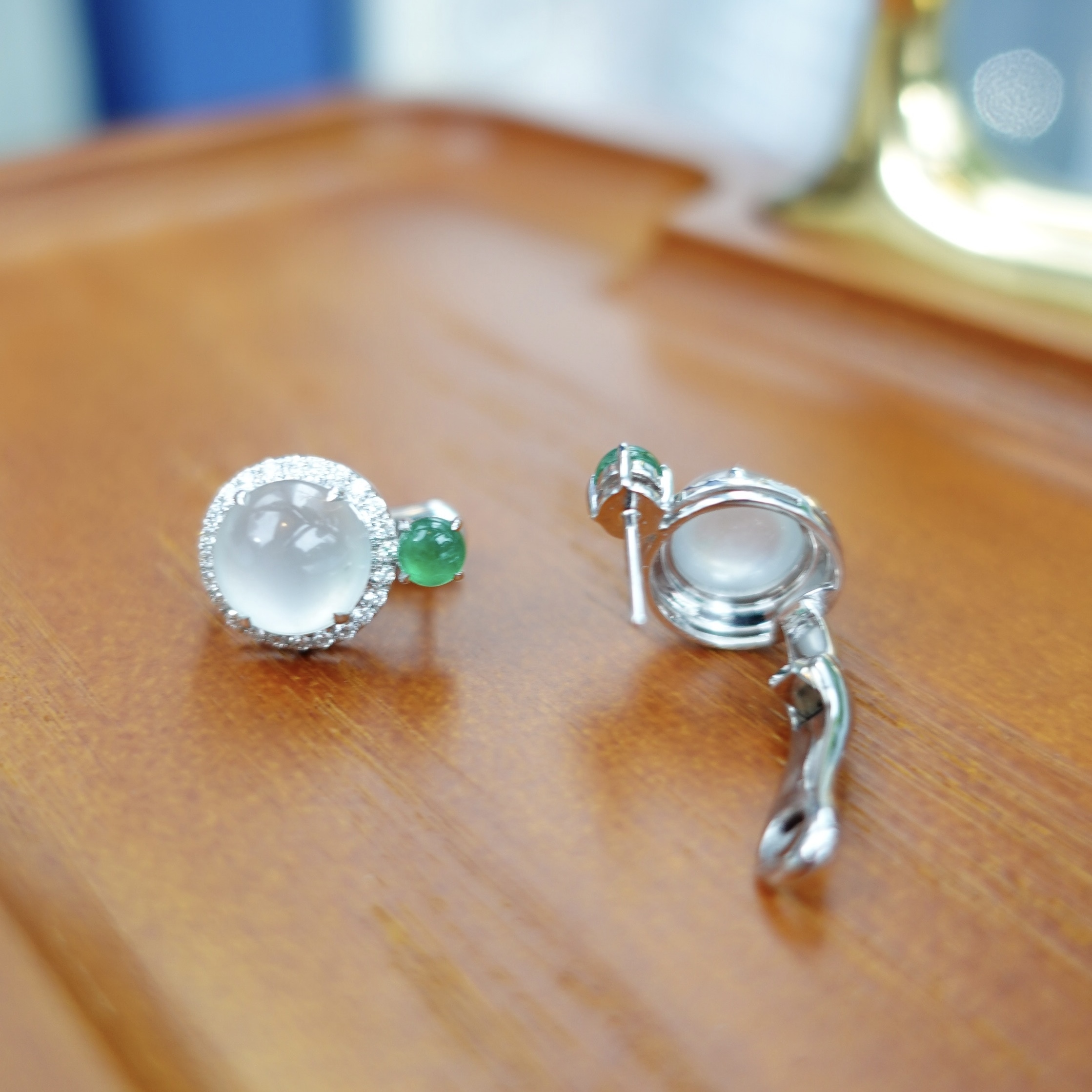 18K金天然高冰翡翠白玉祖母綠鑽石耳拍 - 蛋面