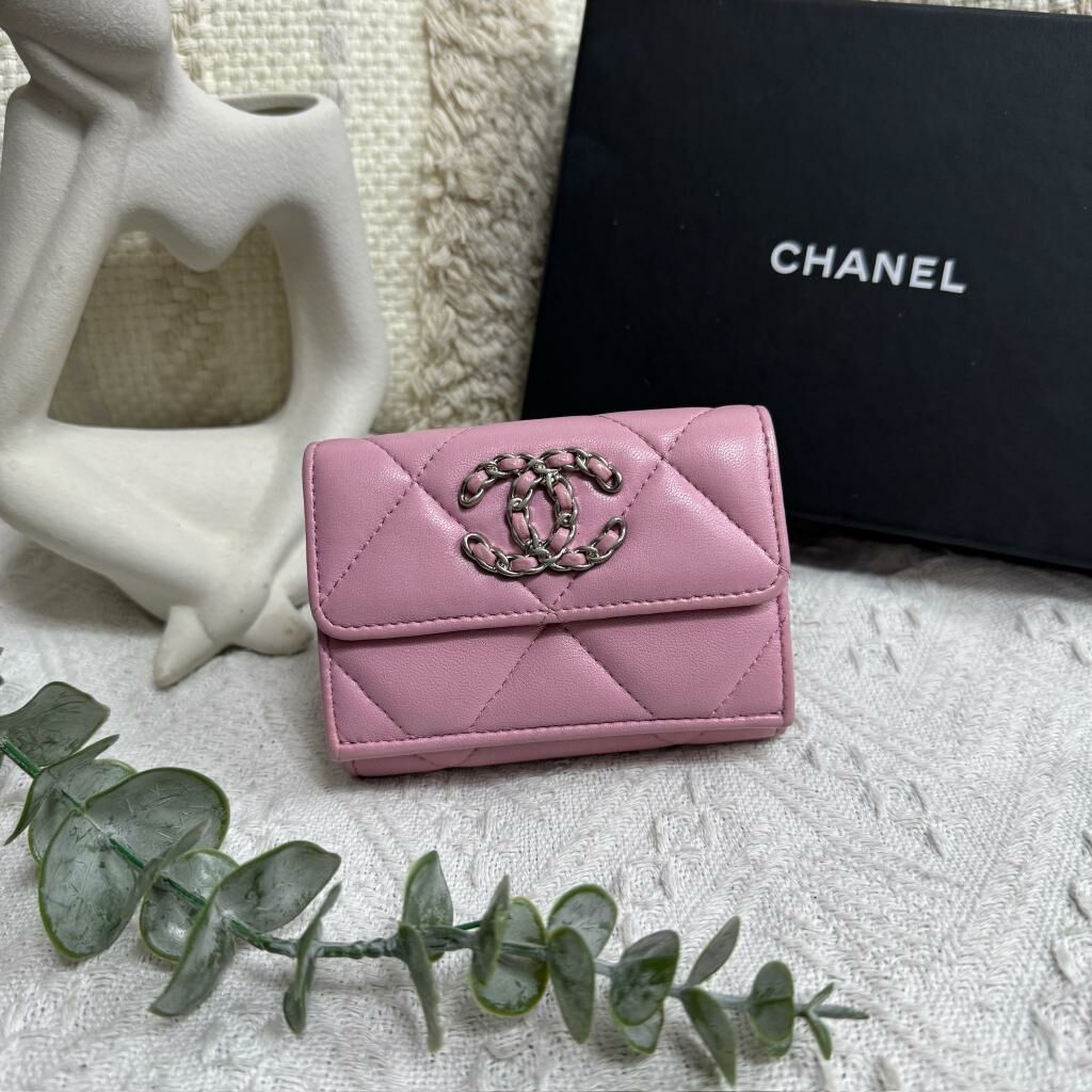 Chanel fold 19 wallet