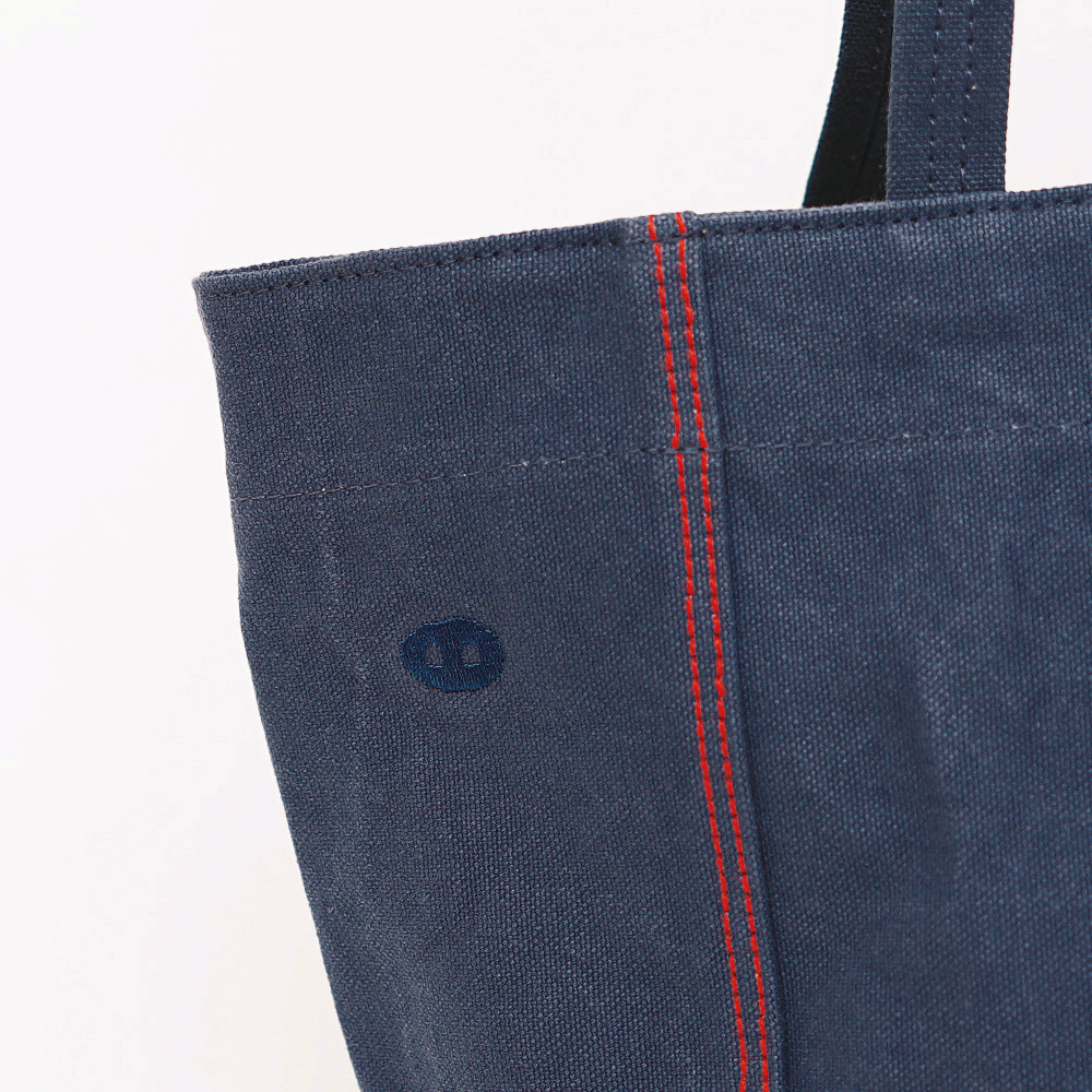 小Cam 深海藍帆布托特包正面展示，小巧挺版設計，沉穩色系適合日常搭配