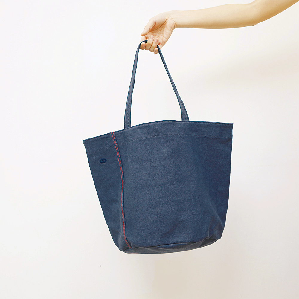 小Cam 深海藍帆布托特包正面展示，小巧挺版設計，沉穩色系適合日常搭配