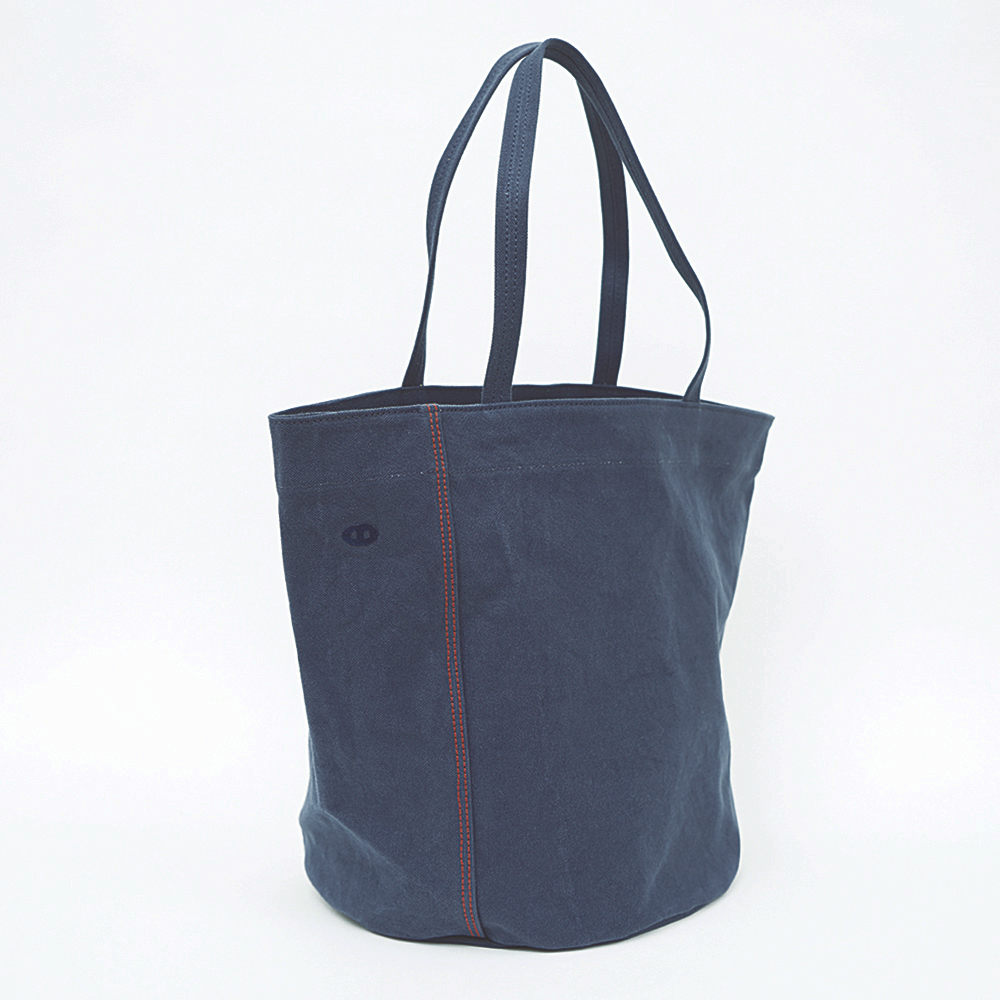 小Cam 深海藍帆布托特包正面展示，小巧挺版設計，沉穩色系適合日常搭配