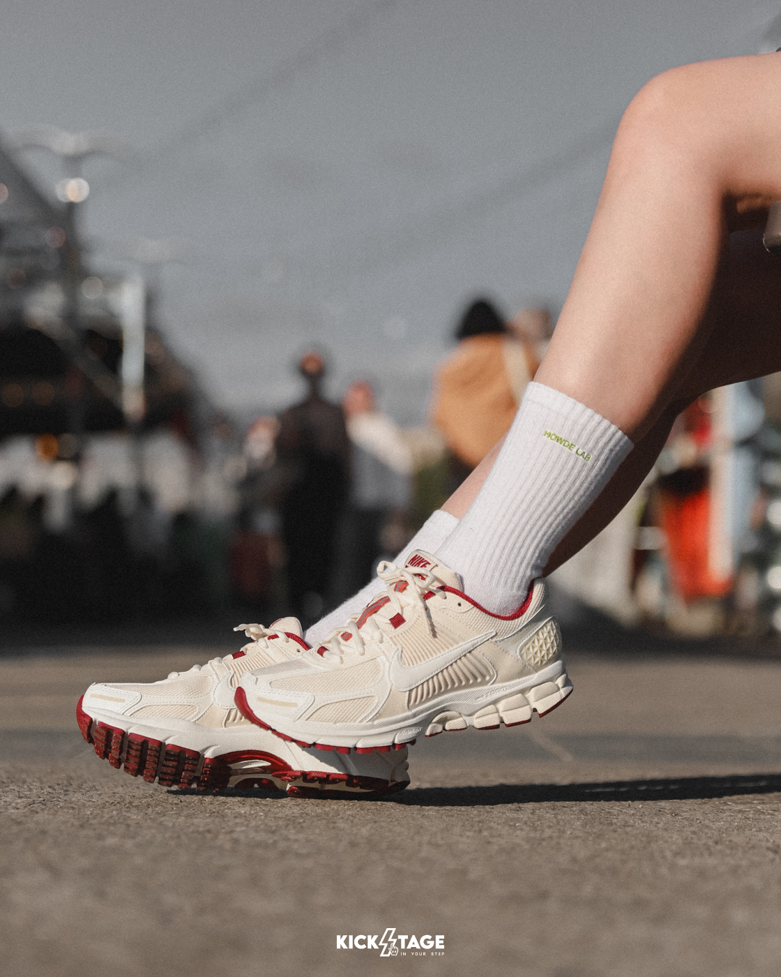 <連線代購商品>男女鞋 NIKE ZOOM VOMERO 5 情人節 奶油色 酒紅 小花 運動跑鞋 休閒鞋【HF0737-111】25VD