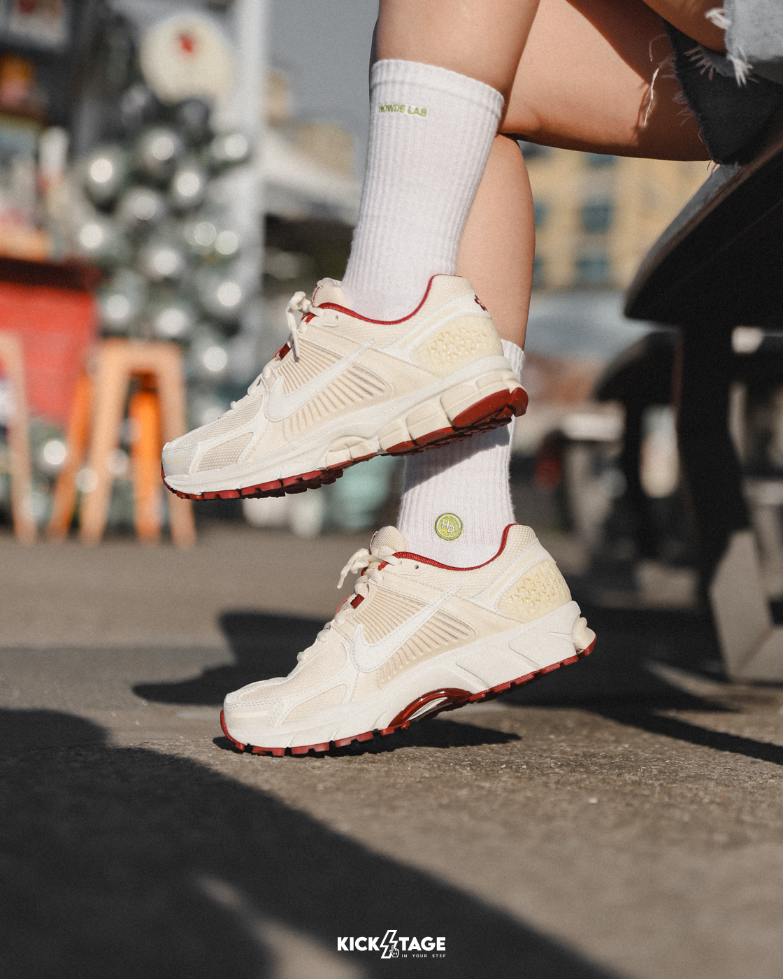 <連線代購商品>男女鞋 NIKE ZOOM VOMERO 5 情人節 奶油色 酒紅 小花 運動跑鞋 休閒鞋【HF0737-111】25VD