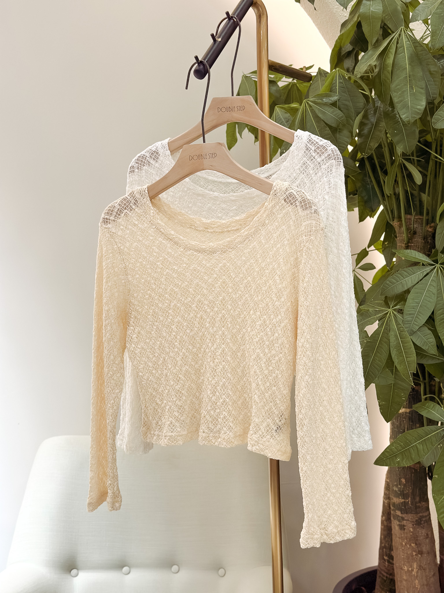 10045｜輕透鏤空菱格紋上衣