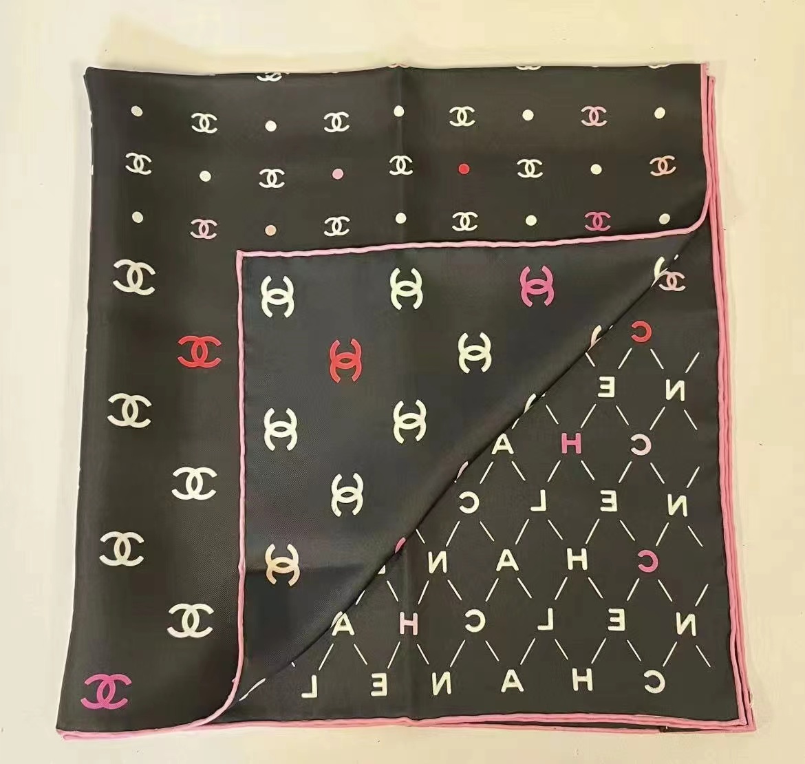 Chanel 90x90 cm 黑色字母絲巾 -M
