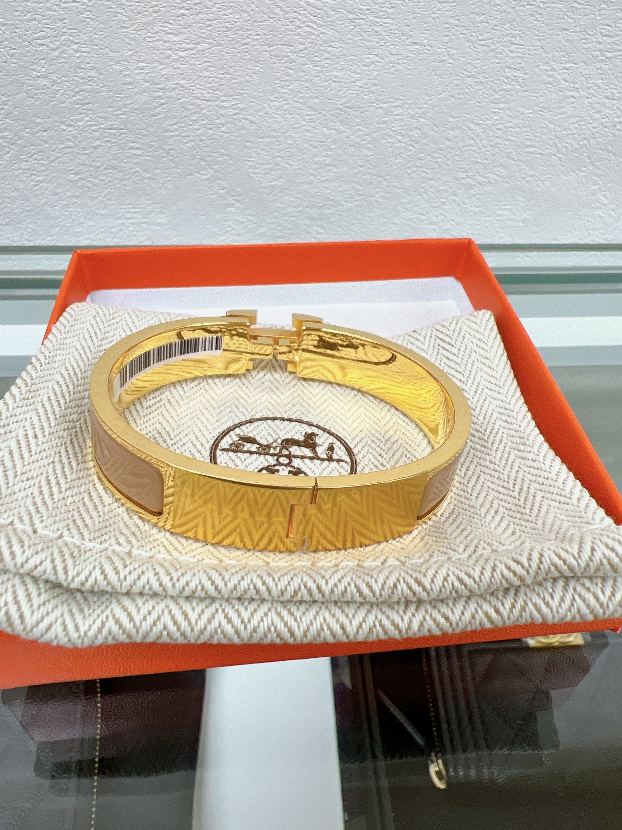*Unused* Hermes clic h bracelet PM size (chataigne/ gold)