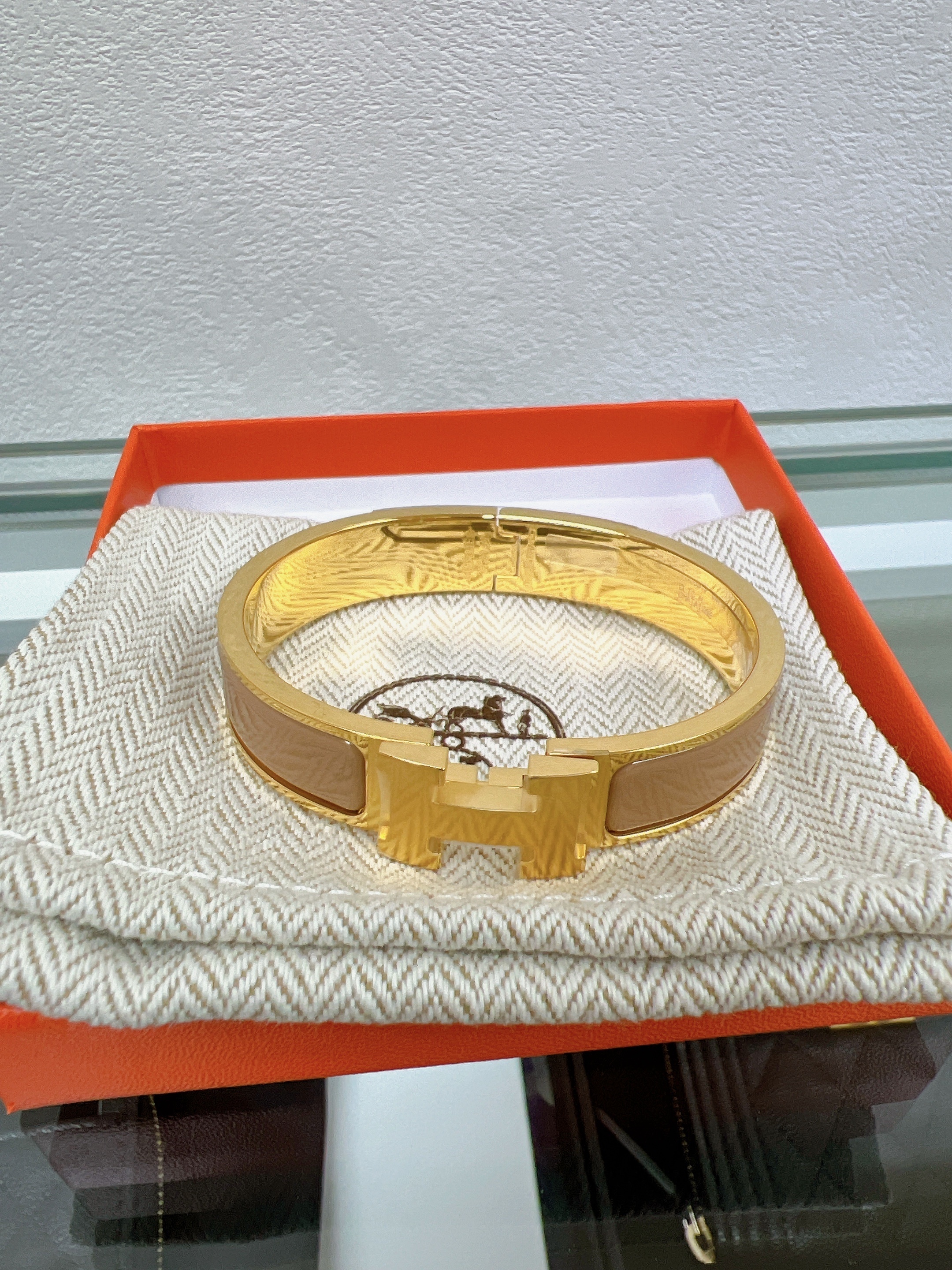 *Unused* Hermes clic h bracelet PM size (chataigne/ gold)