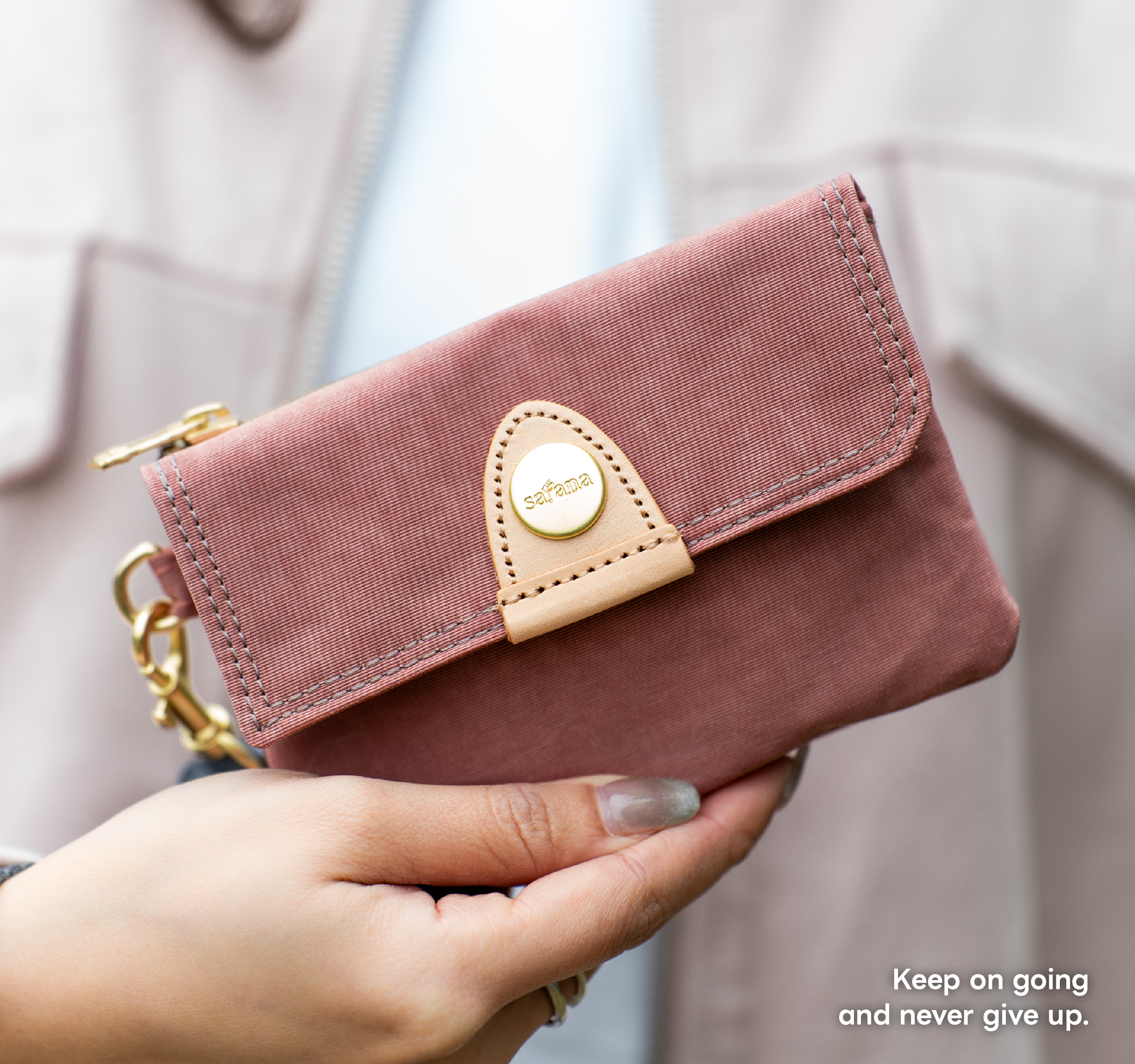 satana Soldier 趣遊拾光零錢包 陶土紅 SOS3070-620 手持特寫形象照