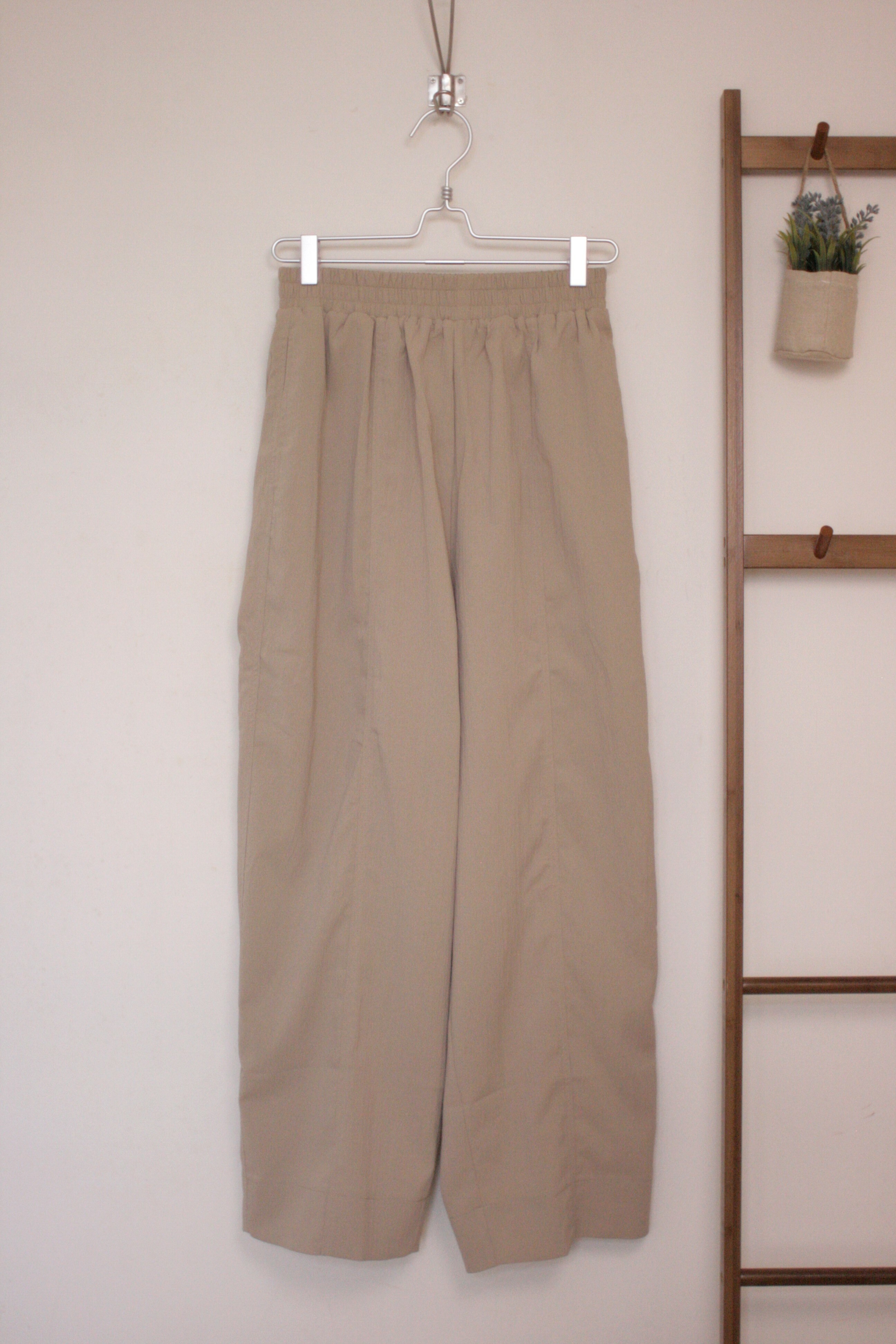 皺紋材料鬆緊腰米色鬆身褲【日本直送】