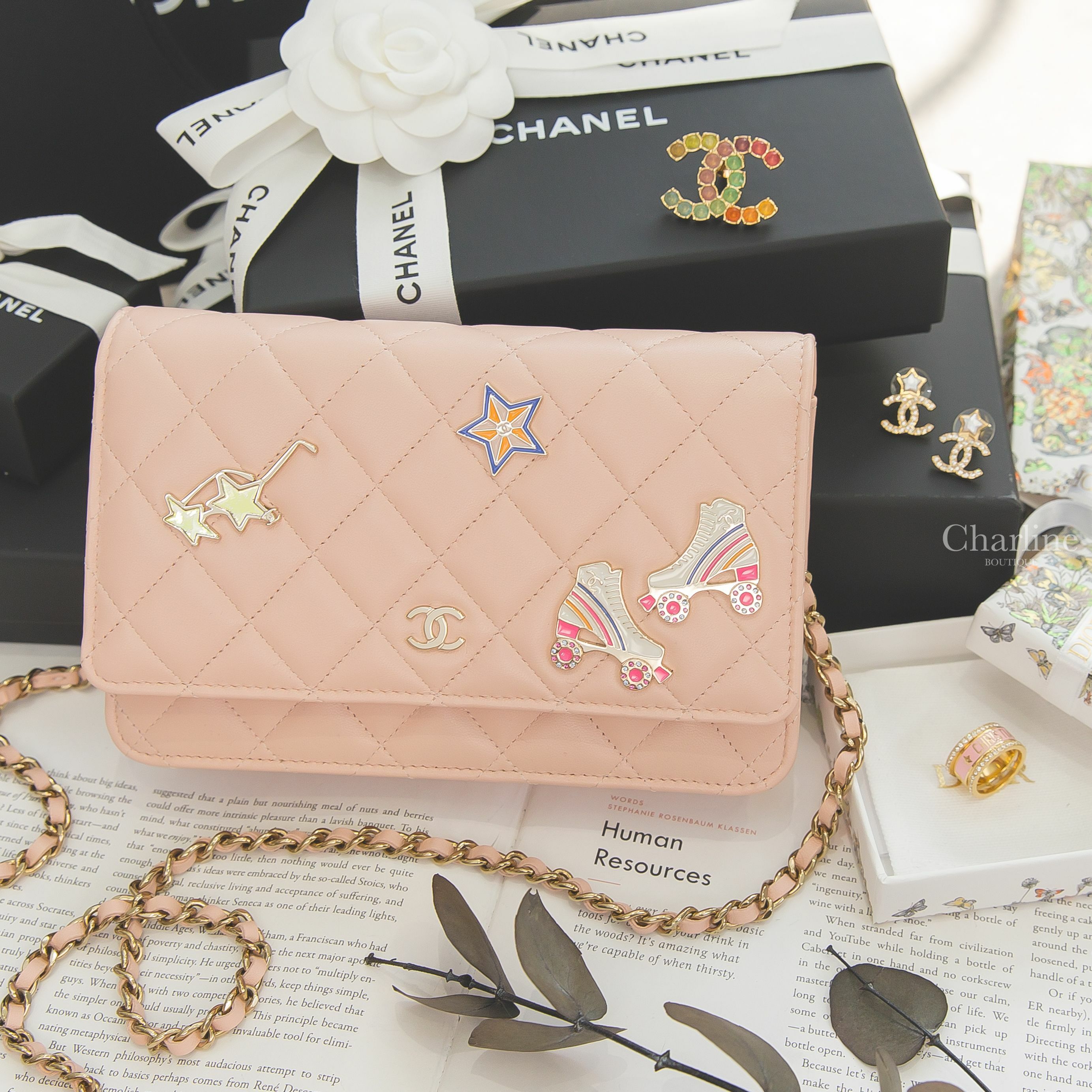 Dior Ring Set 蜜桃粉金字水鑽戒指三件組,Chanel WOC 粉色金CC金鍊珐瑯圖徽小羊皮菱格紋肩背包,Chanel 白色珍珠星星金色水鑽CC耳環,Chanel 金色彩色水鑽CC胸針Charline Boutique 精品代購