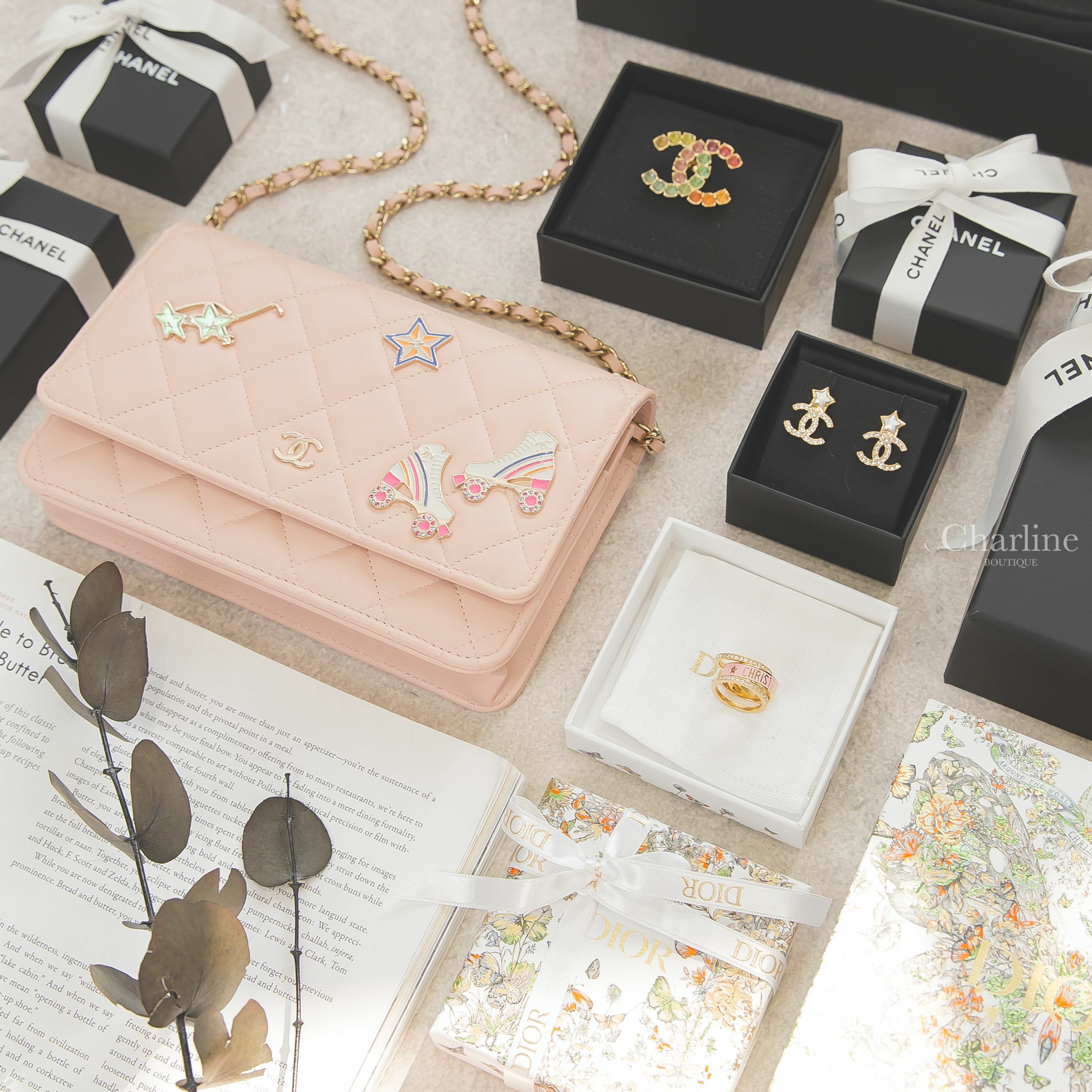 Dior Ring Set 蜜桃粉金字水鑽戒指三件組,Chanel WOC 粉色金CC金鍊珐瑯圖徽小羊皮菱格紋肩背包,Chanel 白色珍珠星星金色水鑽CC耳環,Chanel 金色彩色水鑽CC胸針Charline Boutique 精品代購