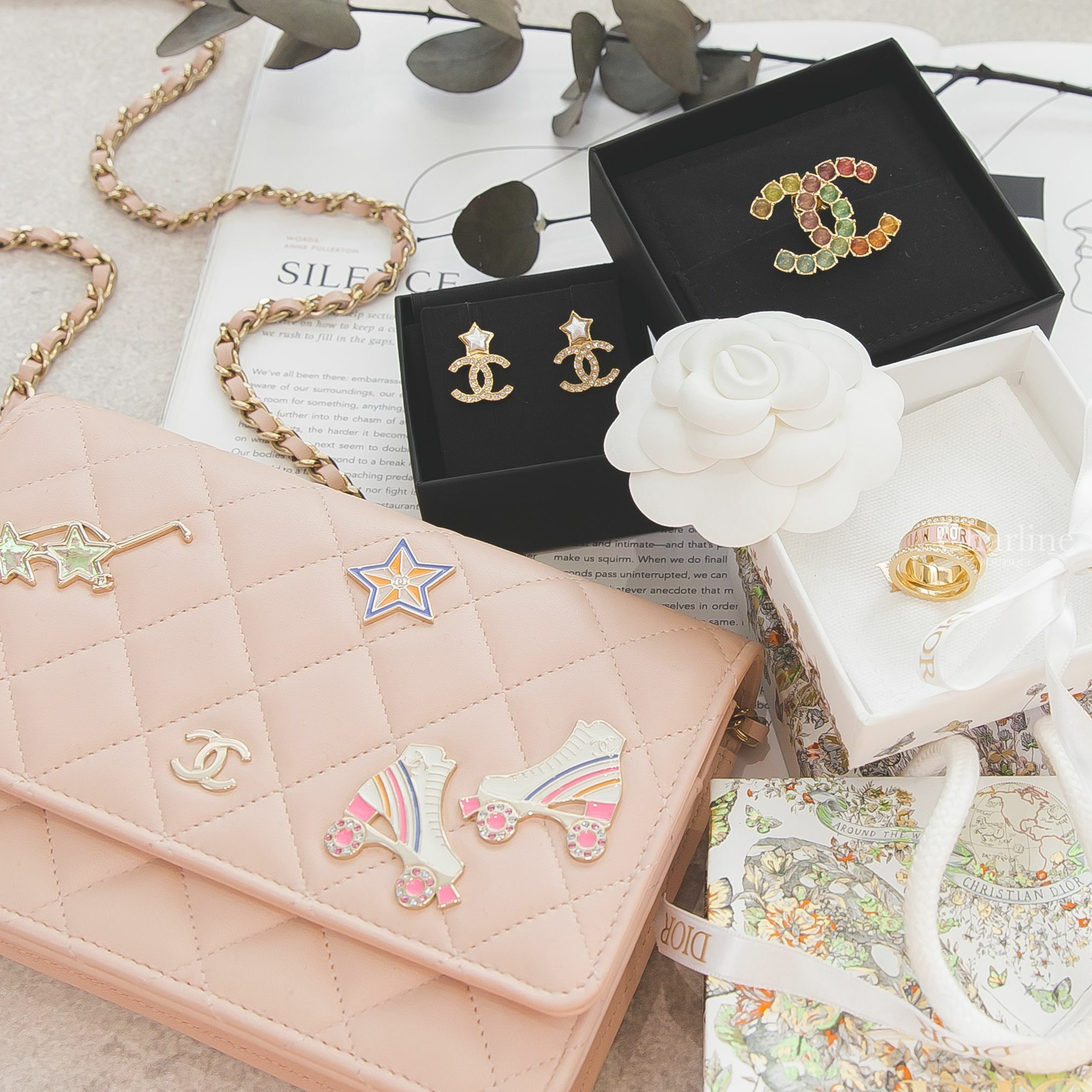 Dior Ring Set 蜜桃粉金字水鑽戒指三件組,Chanel WOC 粉色金CC金鍊珐瑯圖徽小羊皮菱格紋肩背包,Chanel 白色珍珠星星金色水鑽CC耳環,Chanel 金色彩色水鑽CC胸針Charline Boutique 精品代購