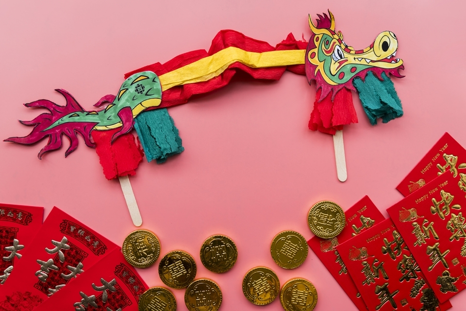 過年禮盒可以選喜慶明亮的顏色，例如華人偏好的紅色和金色。