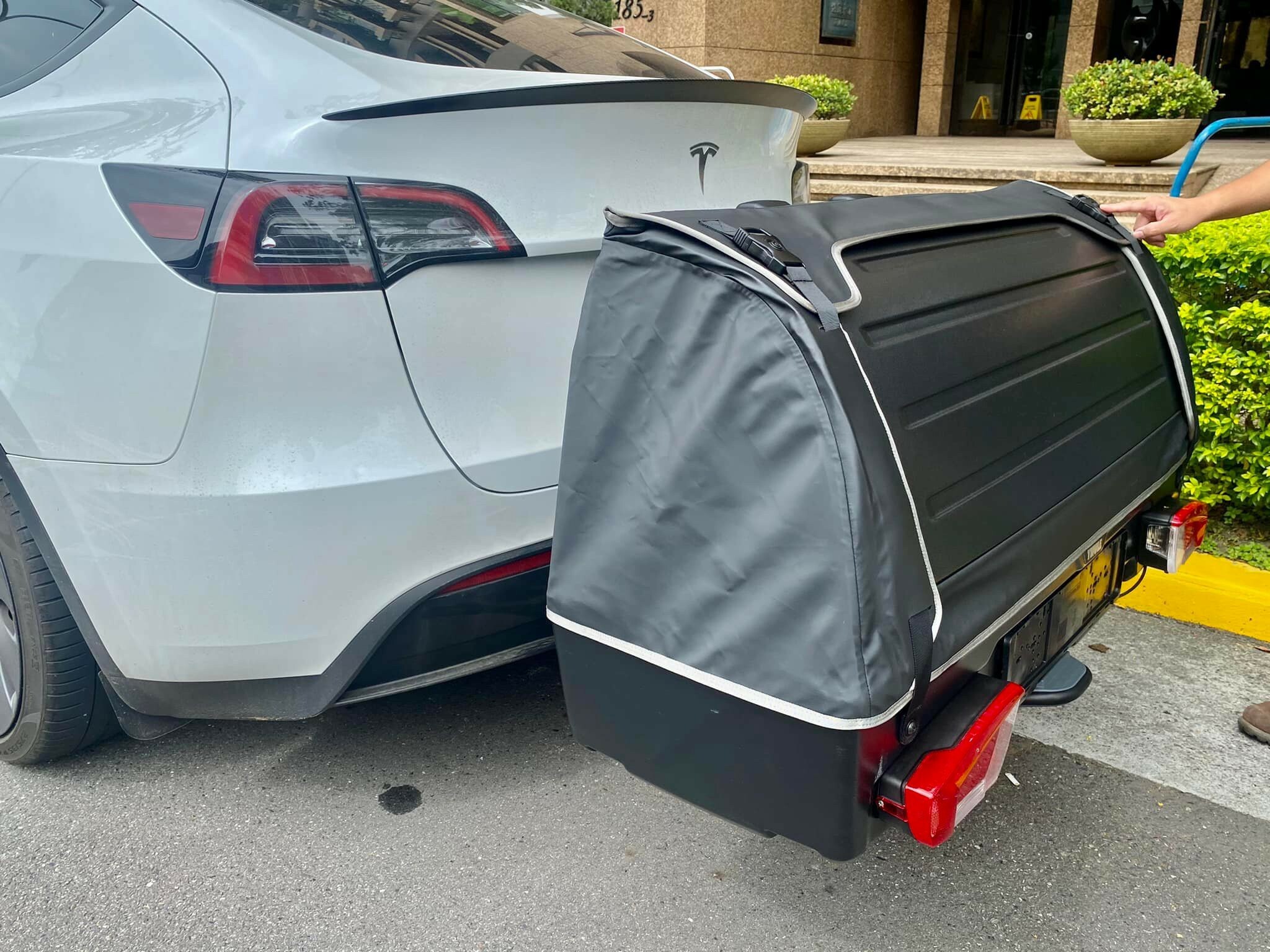 THULE Onto 拖桿行李座 MODEL Y 拖車球式置物箱