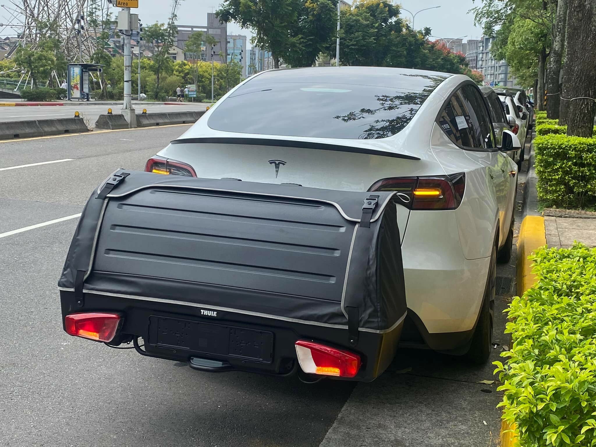 THULE Onto 拖桿行李座 MODEL Y 拖車球式置物箱