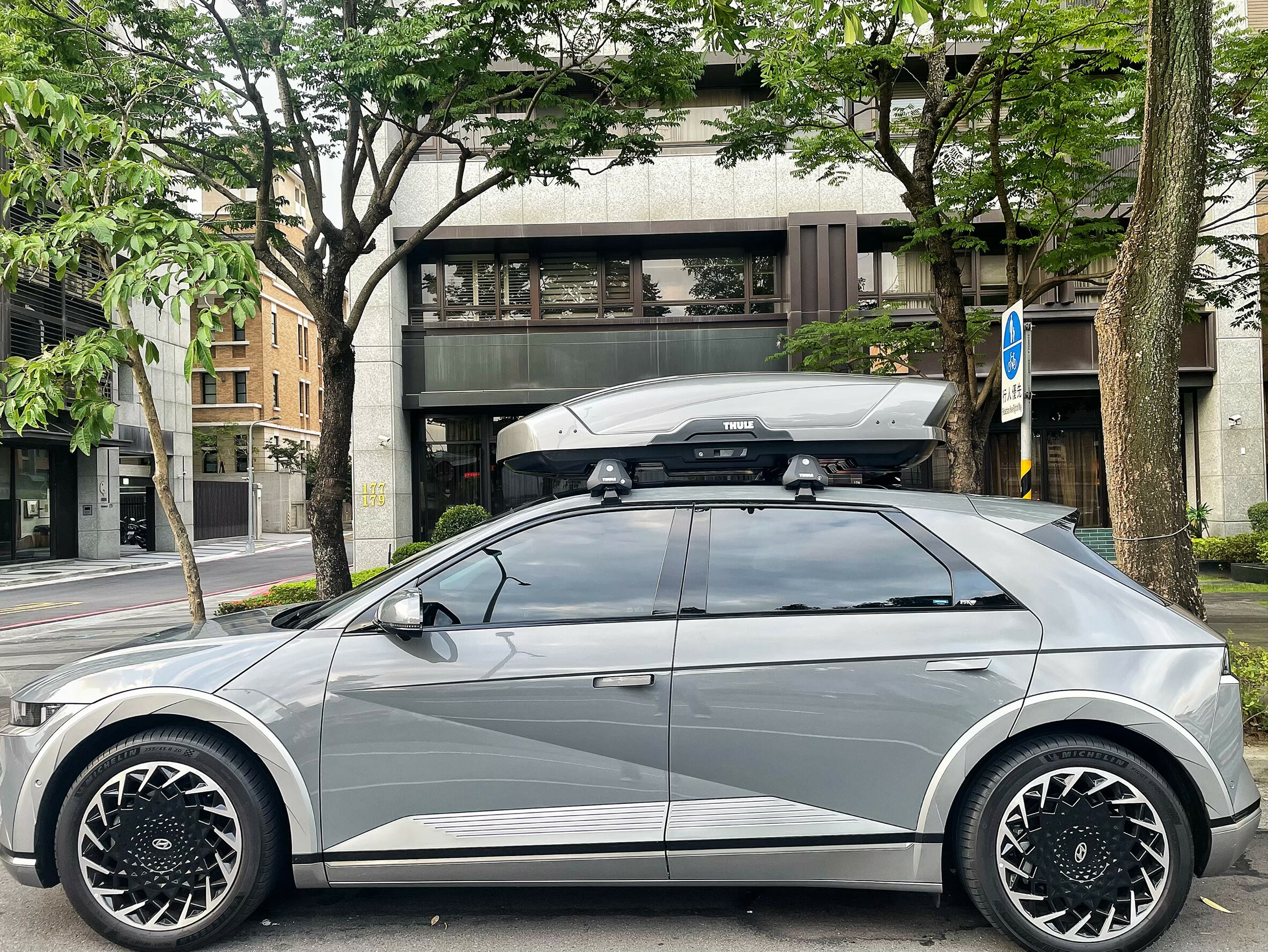 THULE Motion-L 鈦灰 ioniq5 電動車