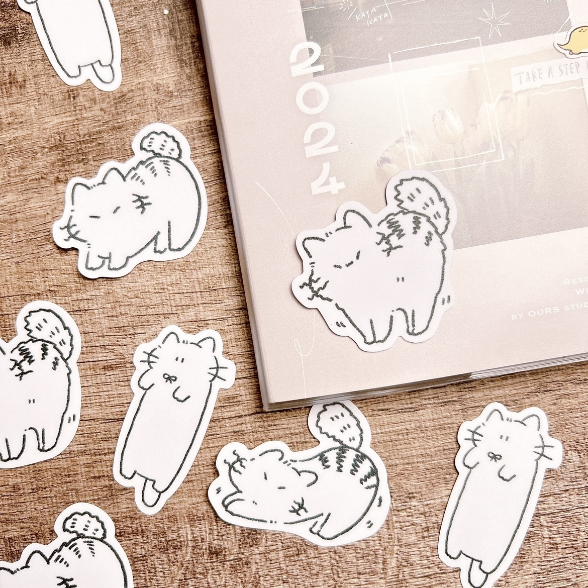 魚餅一隻熊｜伸懶腰貓貓系列 防水貼紙