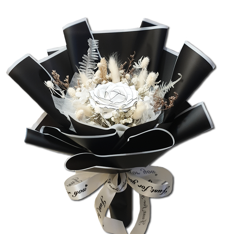 黑色描邊白色香皂花乾燥花花束