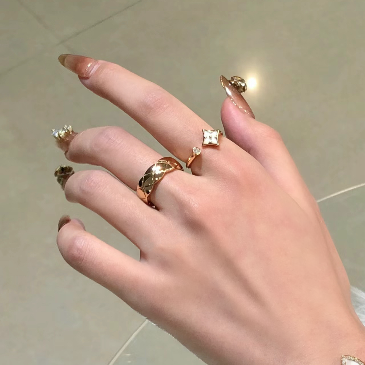 18k菱白玉貝小老花”水鑽高奢定製開口戒