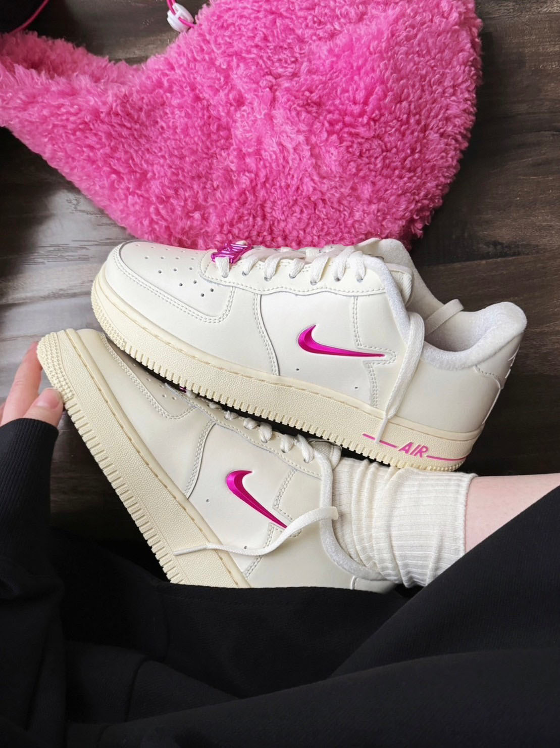 Nike Air Force 1 奶油粉金屬小勾