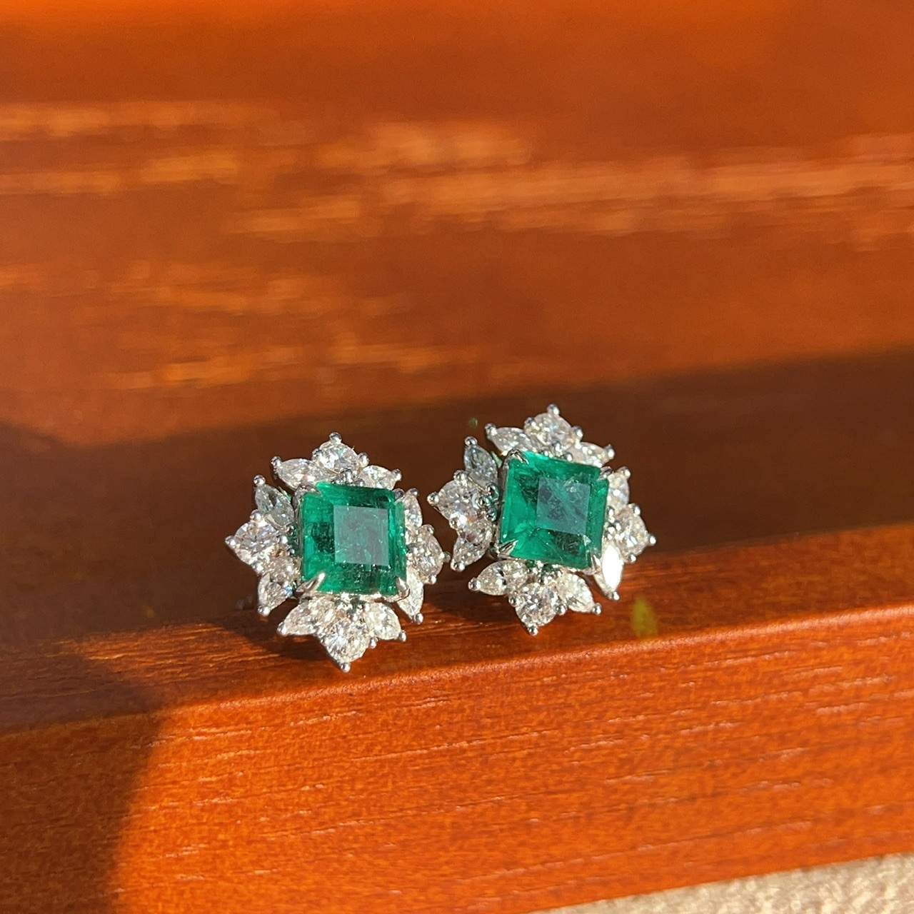 18K金祖母綠鑽石耳釘（帶GUILD證書）