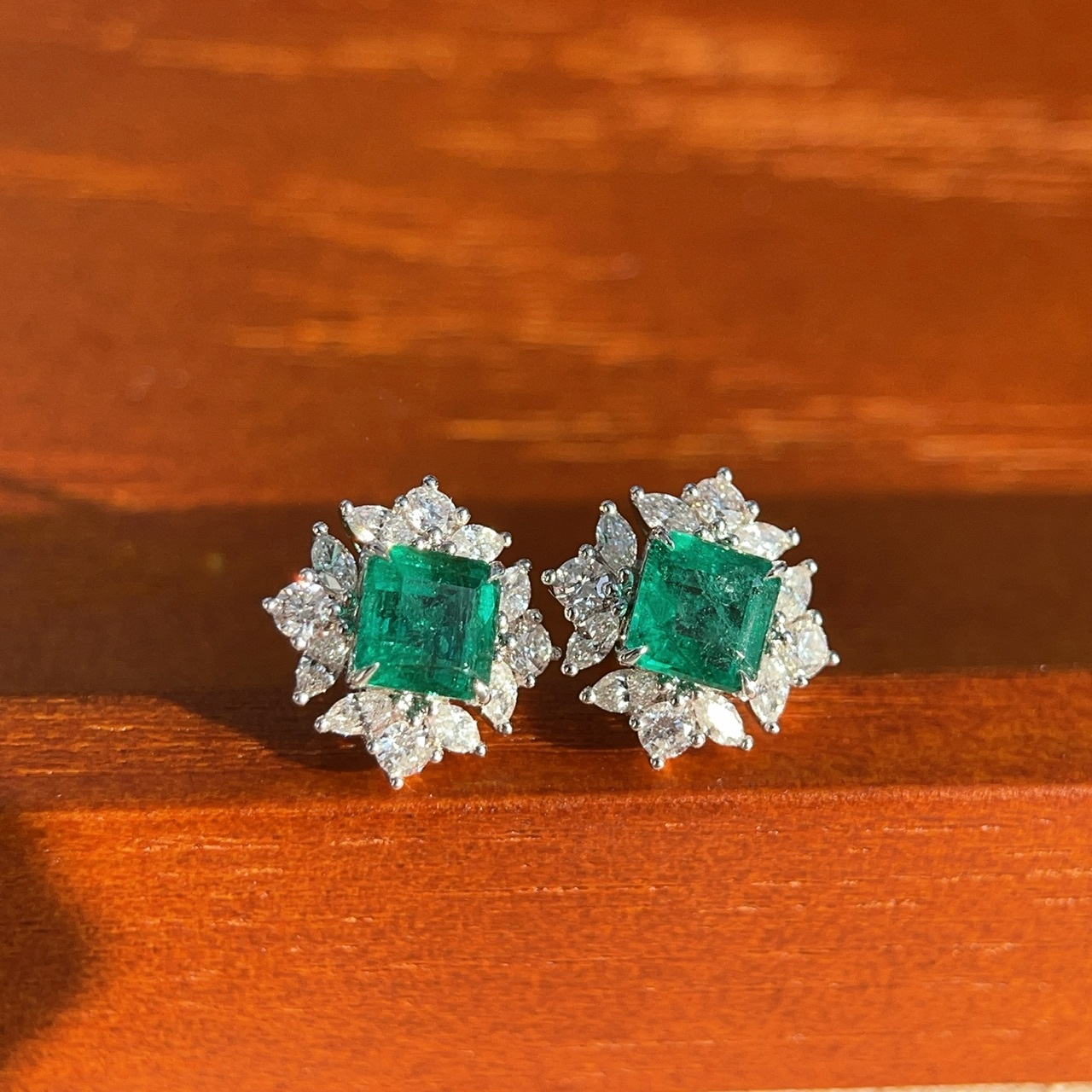 18K金祖母綠鑽石耳釘（帶GUILD證書）