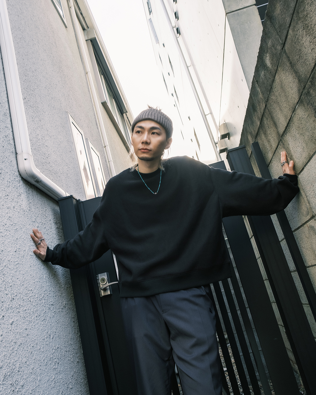 微短版）柔軟手感 細節刺繡寬身衛衣－低調黑