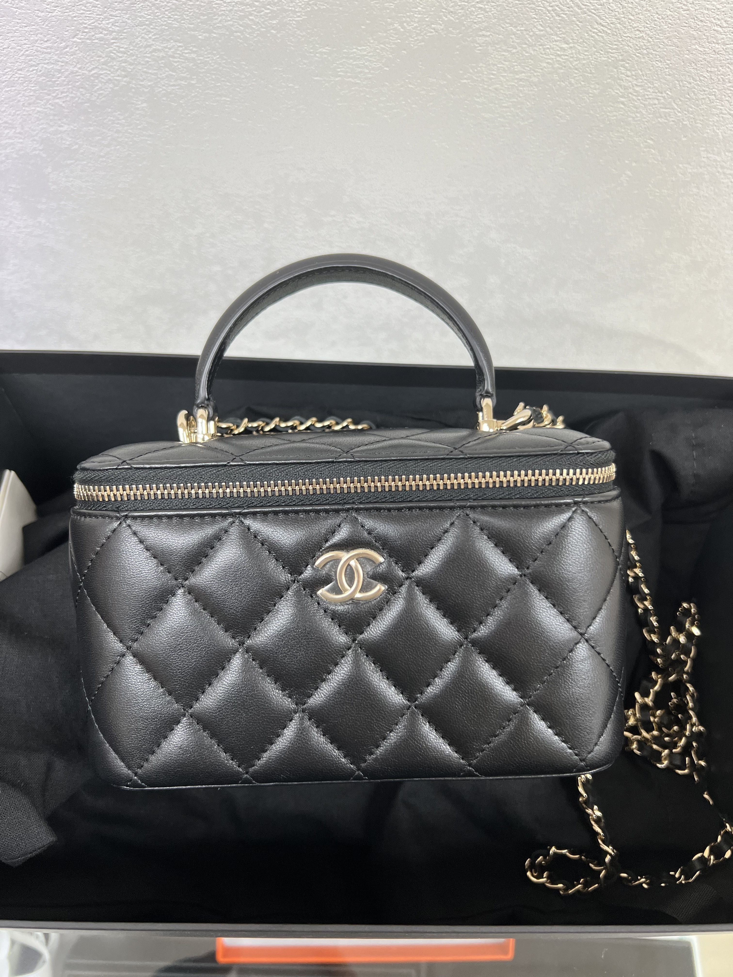 Chanel vanity with handle (black lambskin)