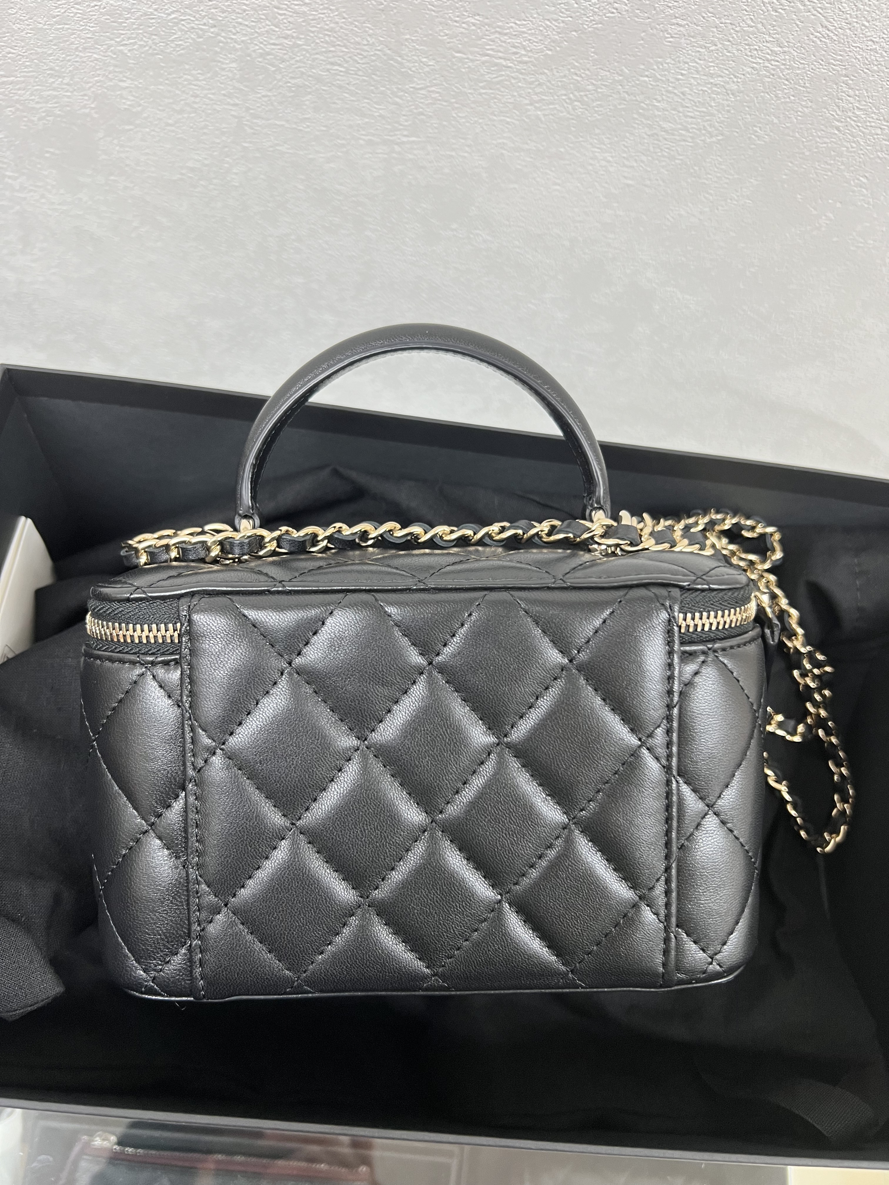 Chanel vanity with handle (black lambskin)