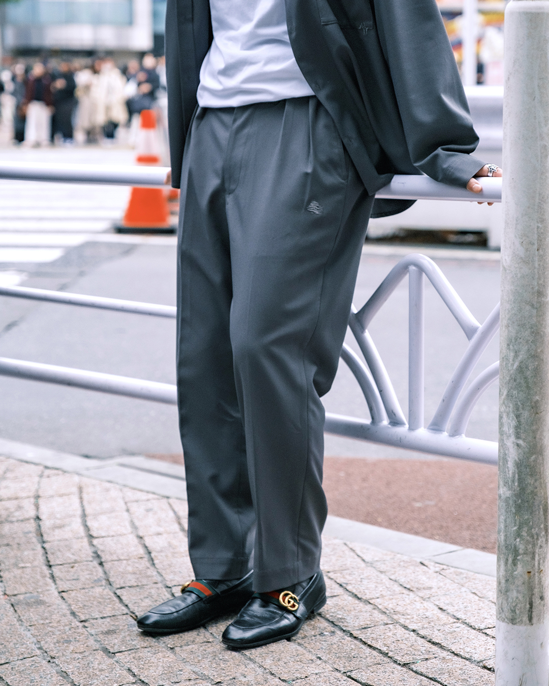 都會感微光澤 腰間抽繩 雙打褶長褲－內斂鐵灰