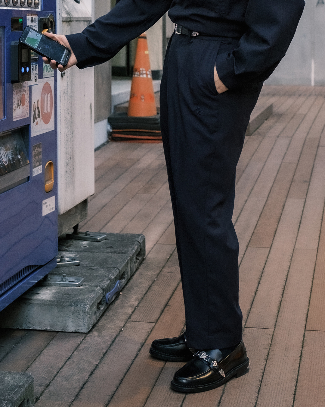 都會感微光澤 腰間抽繩 雙打褶長褲－質感深藍