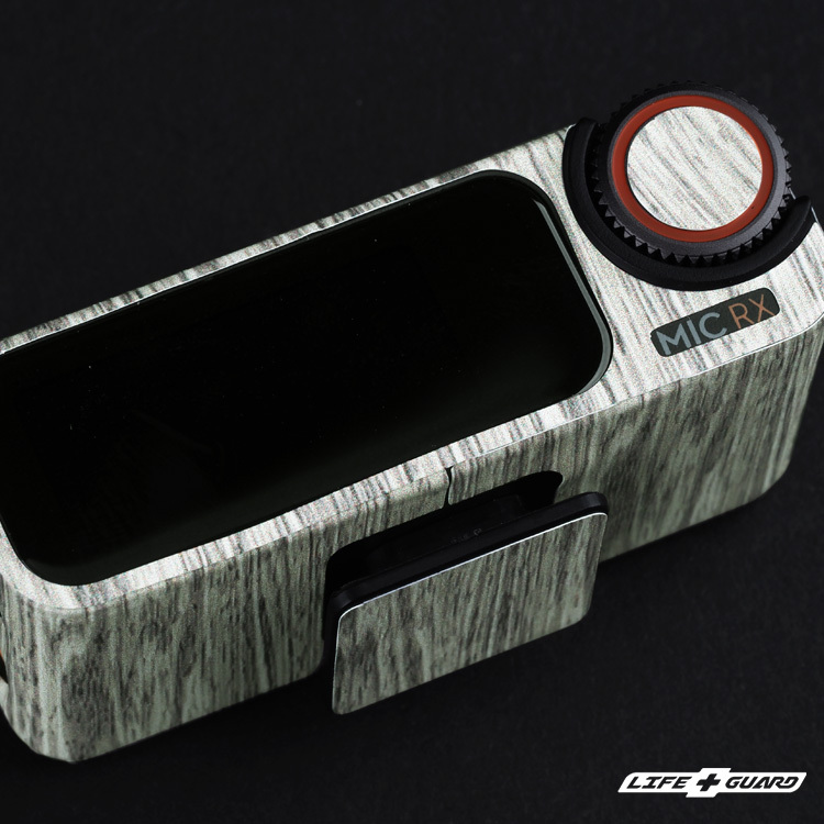 木紋貼膜質感特寫，LIFE+GUARD 設計風格