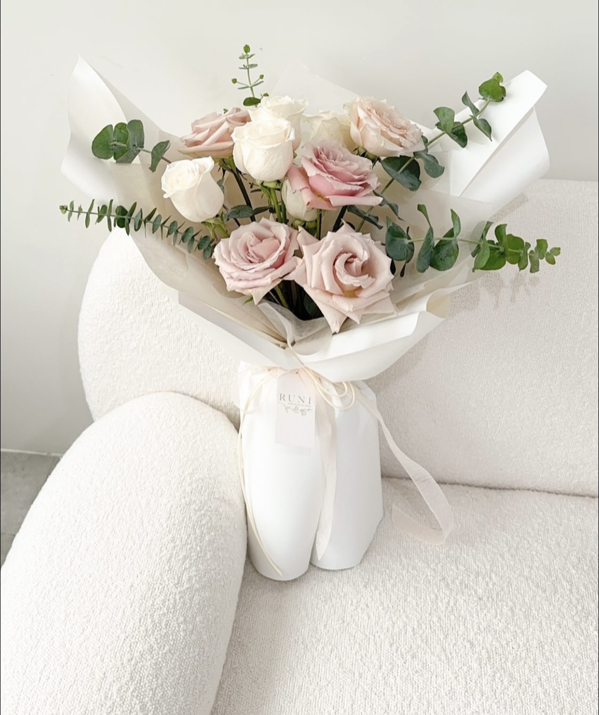 RUNI情人節花束-進口10支進口白粉玫瑰花束